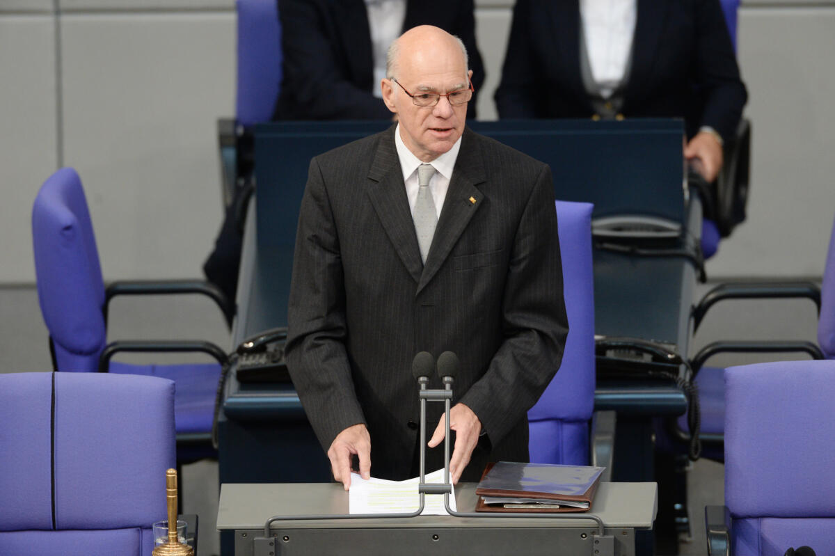 Lammert, Norbert Gedenkstunde des Deutschen Bundestages aus Anlass des 75. Jahrestages des Beginns des Zweiten Weltkrieges. Bundestagspräsident Prof. Dr. Norbert Lammert, (hier im Bild), CDU/CSU, hält die Begrüßungsansprache, Bronislaw Komorowski, Präsident der Republik Polen die Gedenkrede. Joachim Gauck, Bundespräsident, Dr. Angela Merkel, Bundeskanzlerin, CDU/CSU, Stephan Weil, Bundesratspräsident und Ferdinand Kirchhof, Vizepräsident des Bundesverfassungsgerichts, nehmen an der Gedenkstunde teil.; 2. Weltkrieg, Deutscher Bundestag, Jahrestag, Gedenken, Rednerpult, Mikrofon.