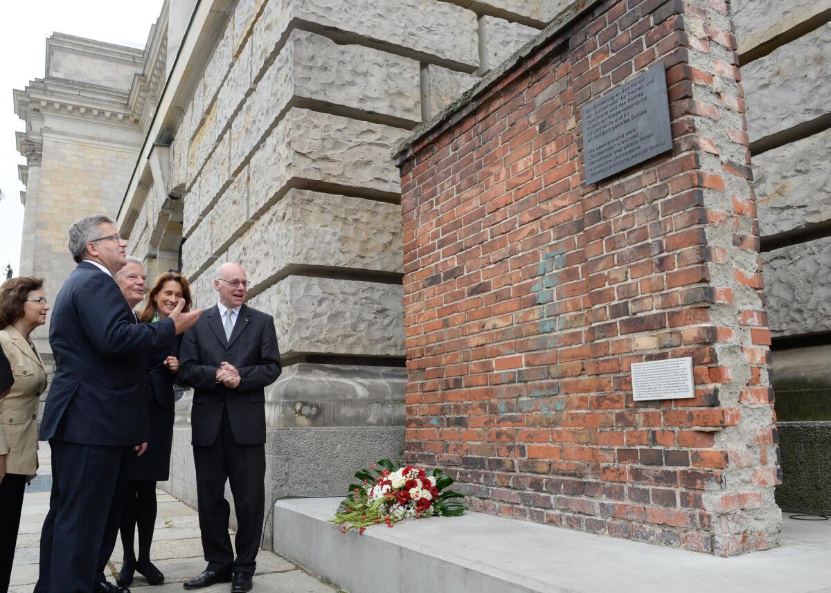 Lammert, Norbert; Komorowski, Bronislaw; Gauck, Joachim Gedenkstunde des Deutschen Bundestages aus Anlass des 75. Jahrestages des Beginns des Zweiten Weltkrieges. Bundestagspräsident Prof. Dr. Norbert Lammert, CDU/CSU, hält die Begrüßungsansprache, Bronislaw Komorowski, Präsident der Republik Polen die Gedenkrede. Nach der Gedenkstunde begehen Lammert, (re), Komorowski, (2.v.li), und Gauck, (3.v.li), gemeinsam das Mauerfragment der Danziger Werft auf der Nordostseite des Reichstagsgebäudes.; 2. Weltkrieg, Deutscher Bundestag, Jahrestag, Gedenken.