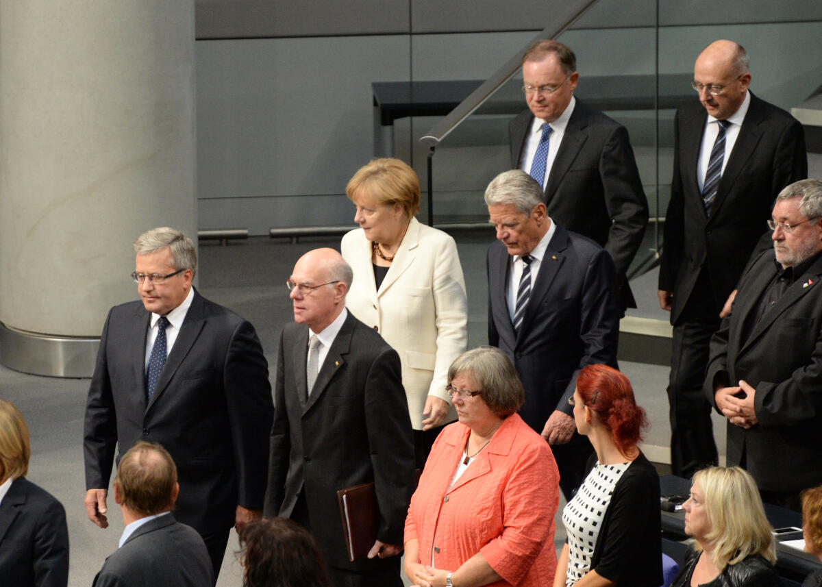 Lammert, Norbert; Komorowski, Bronislaw; Gauck, Joachim; Merkel, Angela; Weil, Stephan; Kirchhof, Ferdinand Gedenkstunde des Deutschen Bundestages aus Anlass des 75. Jahrestages des Beginns des Zweiten Weltkrieges. Bundestagspräsident Prof. Dr. Norbert Lammert, (2.v.li), CDU/CSU, hält die Begrüßungsansprache, Bronislaw Komorowski, (li), Präsident der Republik Polen die Gedenkrede. Joachim Gauck, (4.v.li), Bundespräsident, Dr. Angela Merkel, (3.v.li), Bundeskanzlerin, CDU/CSU, Stephan Weil, (5.v.li), Bundesratspräsident und Ferdinand Kirchhof, (re), Vizepräsident des Bundesverfassungsgerichts, nehmen an der Gedenkstunde teil.; 2. Weltkrieg, Deutscher Bundestag, Jahrestag, Gedenken.