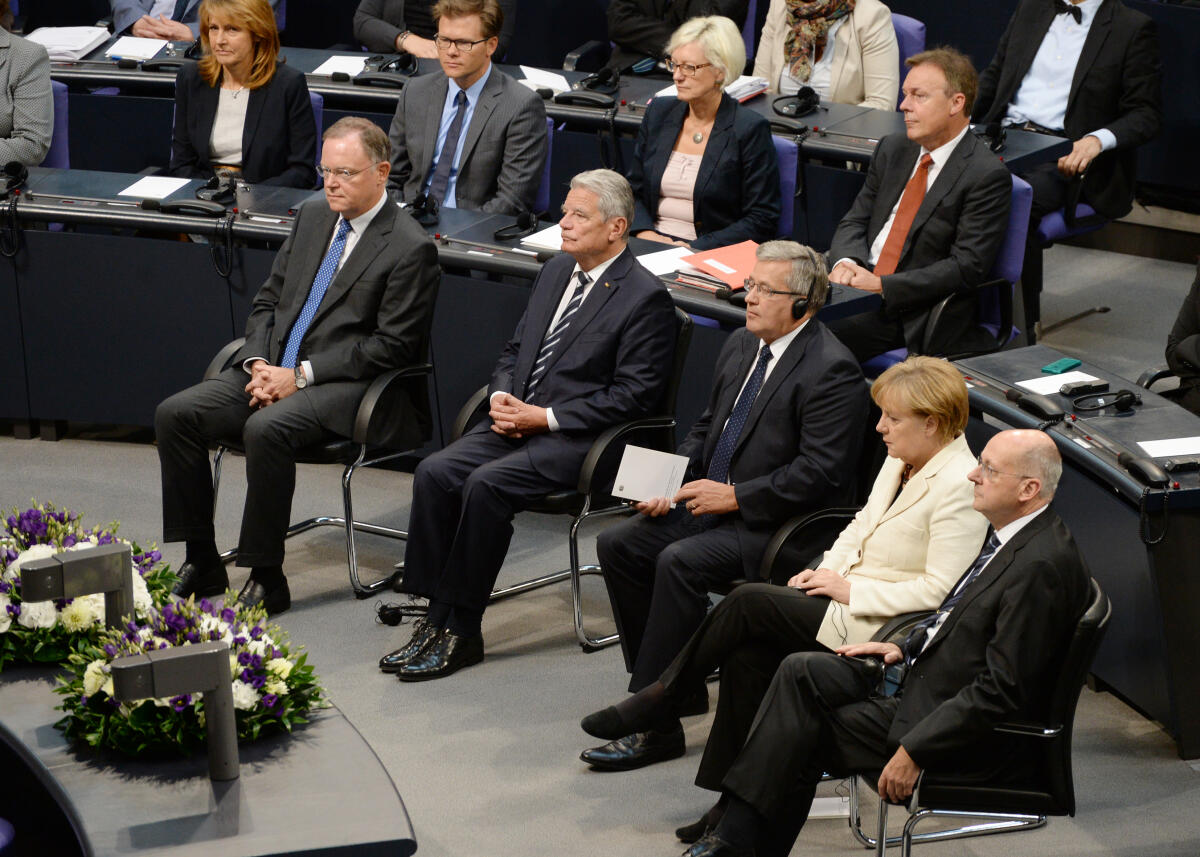 Gedenkstunde des Deutschen Bundestages aus Anlass des 75. Jahrestages des Beginns des Zweiten Weltkrieges. Bundestagspräsident Prof. Dr. Norbert Lammert, CDU/CSU, hält die Begrüßungsansprache, Bronislaw Komorowski, (mitte), Präsident der Republik Polen die Gedenkrede. Joachim Gauck, (2.v.li), Bundespräsident, Dr. Angela Merkel, (2.v.re), Bundeskanzlerin, CDU/CSU, Stephan Weil, (li), Bundesratspräsident und Ferdinand Kirchhof, (re), Vizepräsident des Bundesverfassungsgerichts, nehmen an der Gedenkstunde teil.; 2. Weltkrieg, Deutscher Bundestag, Jahrestag, Gedenken, Verfassungsorgane. Komorowski, Bronislaw; Gauck, Joachim; Merkel, Angela; Weil, Stephan; Kirchhof, Ferdinand Gedenkstunde des Deutschen Bundestages aus Anlass des 75. Jahrestages des Beginns des Zweiten Weltkrieges. Bundestagspräsident Prof. Dr. Norbert Lammert, CDU/CSU, hält die Begrüßungsansprache, Bronislaw Komorowski, (mitte), Präsident der Republik Polen die Gedenkrede. Joachim Gauck, (2.v.li), Bundespräsident, Dr. Angela Merkel, (2.v.re), Bundeskanzlerin, CDU/CSU, Stephan Weil, (li), Bundesratspräsident und Ferdinand Kirchhof, (re), Vizepräsident des Bundesverfassungsgerichts, nehmen an der Gedenkstunde teil.; 2. Weltkrieg, Deutscher Bundestag, Jahrestag, Gedenken, Verfassungsorgane.