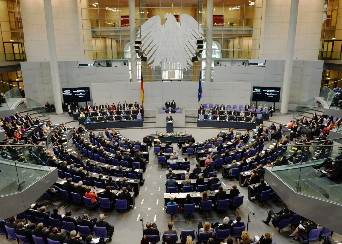  Gedenkstunde des Deutschen Bundestages aus Anlass des 75. Jahrestages des Beginns des Zweiten Weltkrieges. Bundestagspräsident Prof. Dr. Norbert Lammert, CDU/CSU, hält die Begrüßungsansprache, Bronislaw Komorowski, Präsident der Republik Polen die Gedenkrede. Joachim Gauck, Bundespräsident, Dr. Angela Merkel, Bundeskanzlerin, CDU/CSU, Stephan Weil, Bundesratspräsident und Ferdinand Kirchhof, Vizepräsident des Bundesverfassungsgerichts, nehmen an der Gedenkstunde teil.; 2. Weltkrieg, Deutscher Bundestag, Jahrestag, Gedenken, Übersicht.