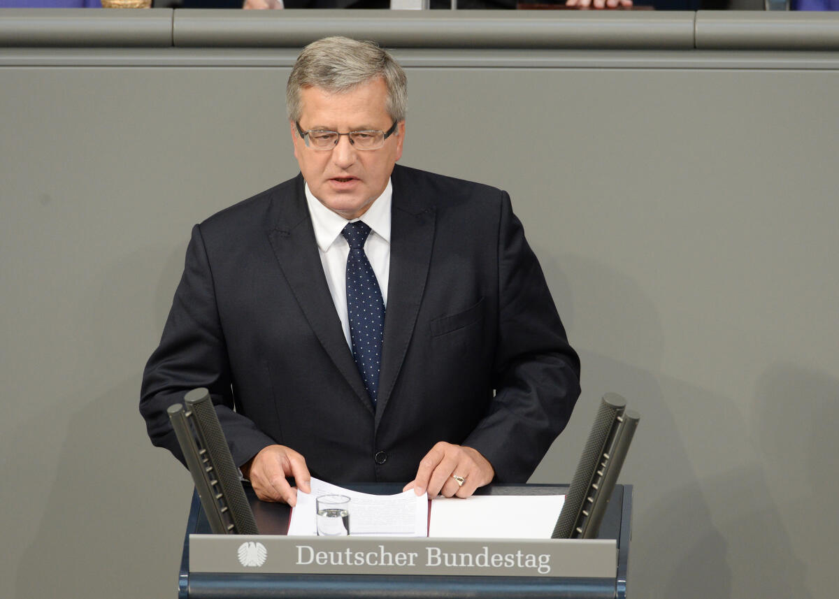 Komorowski, Bronislaw Gedenkstunde des Deutschen Bundestages aus Anlass des 75. Jahrestages des Beginns des Zweiten Weltkrieges. Bundestagspräsident Prof. Dr. Norbert Lammert, CDU/CSU, hält die Begrüßungsansprache, Bronislaw Komorowski, (hier im Bild), Präsident der Republik Polen die Gedenkrede. Joachim Gauck, Bundespräsident, Dr. Angela Merkel, Bundeskanzlerin, CDU/CSU, Stephan Weil, Bundesratspräsident und Ferdinand Kirchhof, Vizepräsident des Bundesverfassungsgerichts, nehmen an der Gedenkstunde teil.; 2. Weltkrieg, Deutscher Bundestag, Jahrestag, Gedenken, Rednerpult, Mikrofon.