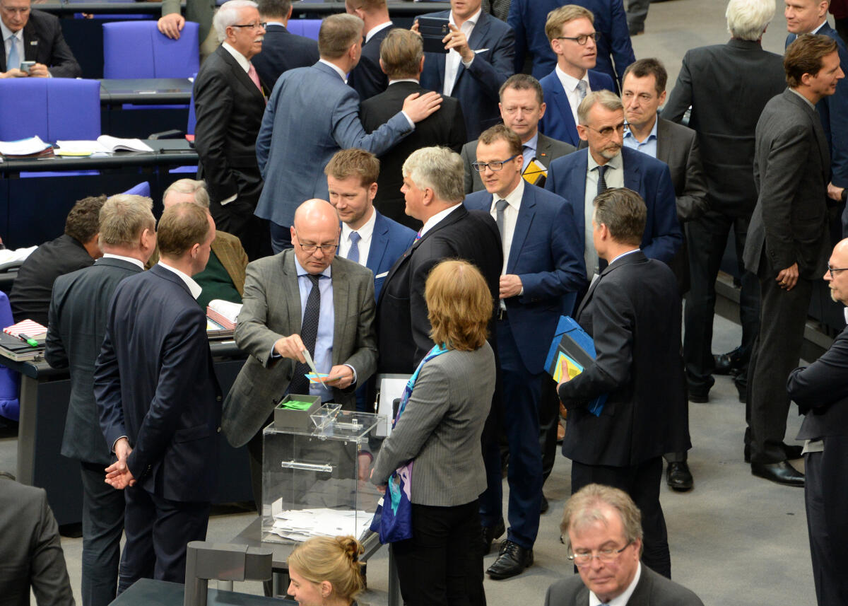 Wahl eines Stellvertreters des Präsidenten des Deutschen Bundestages, 1. Wahlgang, Geheime Wahl. Gerold Otten, AfD, steht zur Wahl. Deutscher Bundestag, 95. Sitzung, ZP 4.; Wahlurne. Wahl eines Stellvertreters des Präsidenten des Deutschen Bundestages, 1. Wahlgang, Geheime Wahl. Gerold Otten, AfD, steht zur Wahl. Deutscher Bundestag, 95. Sitzung, ZP 4.; Wahlurne.
