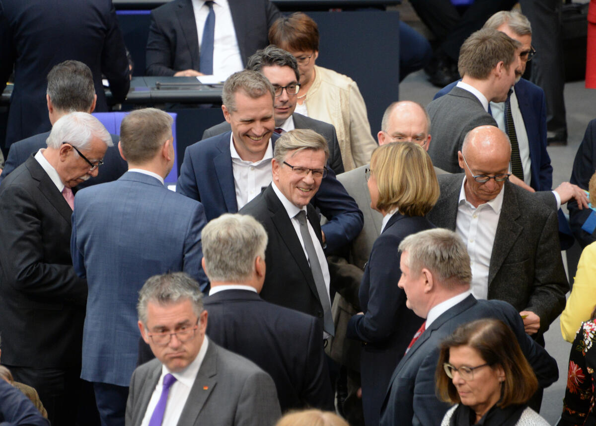 Otten, Gerold Wahl eines Stellvertreters des Präsidenten des Deutschen Bundestages, 1. Wahlgang, Geheime Wahl. Gerold Otten, (mitte), AfD, steht zur Wahl. Deutscher Bundestag, 95. Sitzung, ZP 4.; Übersicht, Plenum.