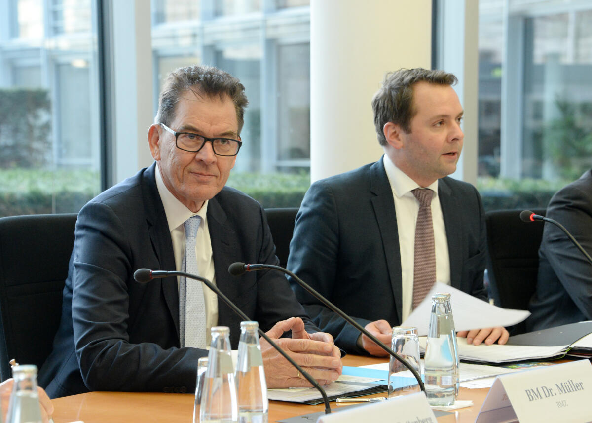 Der Bundesminister für wirtschaftliche Zusammenarbeit und Entwicklung, Dr. Gerd Müller, (li), CDU/CSU, nimmt an einer Sitzung des Parlamentarischen Beirats für nachhaltige Entwicklung teil, die vom Vorsitzenden des Beirats, Dr. Andreas Lenz, (re), CDU/CSU, geleitet wird. Lenz, Andreas; Müller, Gerd Der Bundesminister für wirtschaftliche Zusammenarbeit und Entwicklung, Dr. Gerd Müller, (li), CDU/CSU, nimmt an einer Sitzung des Parlamentarischen Beirats für nachhaltige Entwicklung teil, die vom Vorsitzenden des Beirats, Dr. Andreas Lenz, (re), CDU/CSU, geleitet wird.