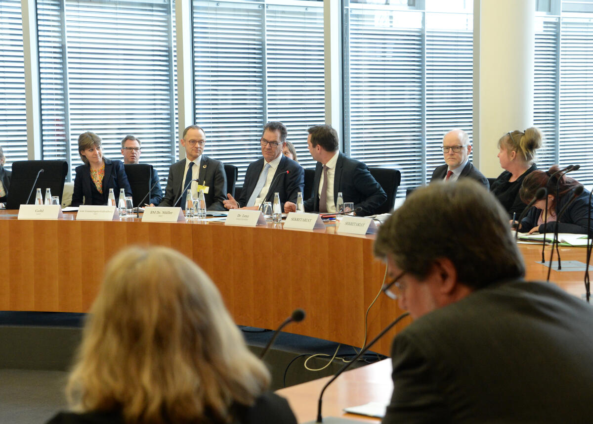 Der Bundesminister für wirtschaftliche Zusammenarbeit und Entwicklung, Dr. Gerd Müller, (3.v.li), CDU/CSU, nimmt an einer Sitzung des Parlamentarischen Beirats für nachhaltige Entwicklung teil, die vom Vorsitzenden des Beirats, Dr. Andreas Lenz, (4.v.li), CDU/CSU, geleitet wird.; Übersicht. Lenz, Andreas; Müller, Gerd Der Bundesminister für wirtschaftliche Zusammenarbeit und Entwicklung, Dr. Gerd Müller, (3.v.li), CDU/CSU, nimmt an einer Sitzung des Parlamentarischen Beirats für nachhaltige Entwicklung teil, die vom Vorsitzenden des Beirats, Dr. Andreas Lenz, (4.v.li), CDU/CSU, geleitet wird.; Übersicht.
