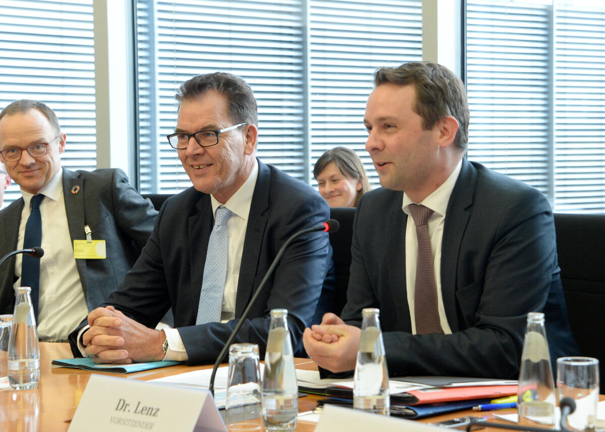 Der Bundesminister für wirtschaftliche Zusammenarbeit und Entwicklung, Dr. Gerd Müller, (mitte), CDU/CSU, nimmt an einer Sitzung des Parlamentarischen Beirats für nachhaltige Entwicklung teil, die vom Vorsitzenden des Beirats, Dr. Andreas Lenz, (re), CDU/CSU, geleitet wird. Lenz, Andreas; Müller, Gerd Der Bundesminister für wirtschaftliche Zusammenarbeit und Entwicklung, Dr. Gerd Müller, (mitte), CDU/CSU, nimmt an einer Sitzung des Parlamentarischen Beirats für nachhaltige Entwicklung teil, die vom Vorsitzenden des Beirats, Dr. Andreas Lenz, (re), CDU/CSU, geleitet wird.