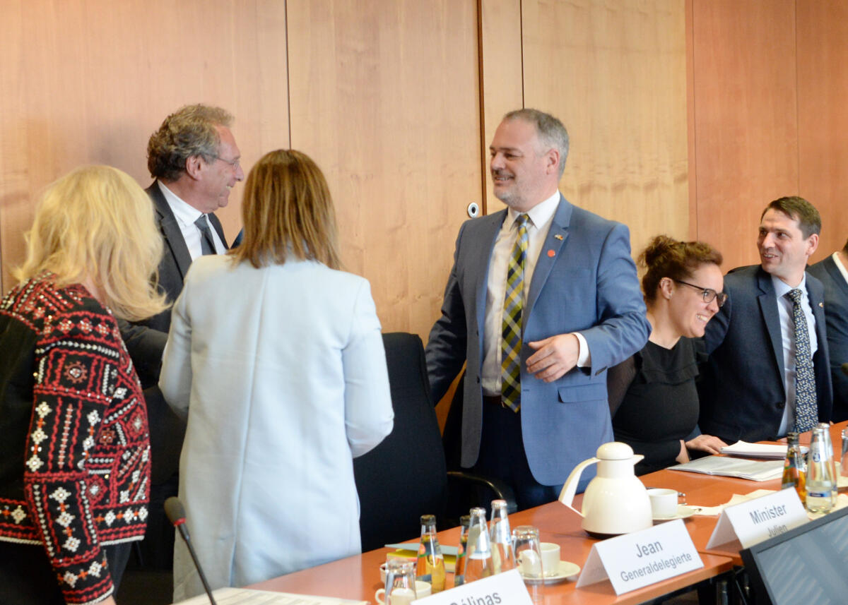 Klaus Ernst, (2.v.li), DIE LINKE, Vorsitzender des Ausschusses des Deutschen Bundestages für Wirtschaft und Energie, leitet mit Beteiligung zahlreicher Mitglieder ein Gespräch, zu dem im Namen des Ausschusses der Minister für Energie und natürliche Ressourcen von Quebéc in Kanada, Jonatan Julien, (3.v.re), eingeladen wurde.; Begrüßung. Ernst, Klaus; Julien, Jonatan Klaus Ernst, (2.v.li), DIE LINKE, Vorsitzender des Ausschusses des Deutschen Bundestages für Wirtschaft und Energie, leitet mit Beteiligung zahlreicher Mitglieder ein Gespräch, zu dem im Namen des Ausschusses der Minister für Energie und natürliche Ressourcen von Quebéc in Kanada, Jonatan Julien, (3.v.re), eingeladen wurde.; Begrüßung.