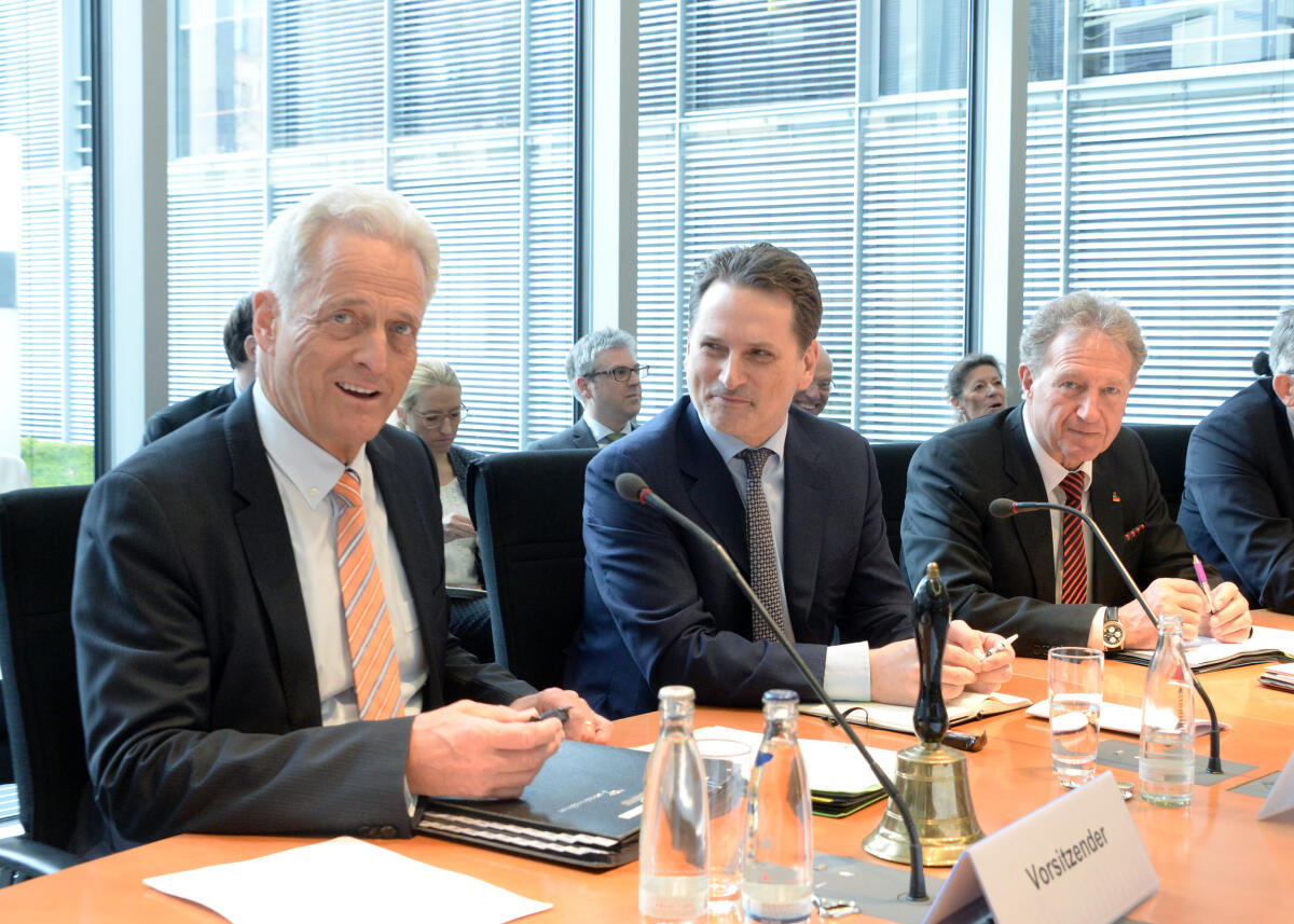 Dr. Peter Ramsauer, (li), CDU/CSU, Vorsitzender des Ausschusses des Deutschen Bundestages für wirtschaftliche Zusammenarbeit und Entwicklung, leitet eine Ausschusssitzung, an der der Generalkommissar VN Hilfswerk (UNWRA) für Palästina-Flüchtlinge im Nahen Osten, Pierre Krähenbühl, (mitte), teilnimmt. Rechts im Bild: der Parlamentarische Staatssekretär Norbert Bartle, CDU/CSU. Ramsauer, Peter; Krähenbühl, Pierre; Bartle, Norbert Dr. Peter Ramsauer, (li), CDU/CSU, Vorsitzender des Ausschusses des Deutschen Bundestages für wirtschaftliche Zusammenarbeit und Entwicklung, leitet eine Ausschusssitzung, an der der Generalkommissar VN Hilfswerk (UNWRA) für Palästina-Flüchtlinge im Nahen Osten, Pierre Krähenbühl, (mitte), teilnimmt. Rechts im Bild: der Parlamentarische Staatssekretär Norbert Bartle, CDU/CSU.