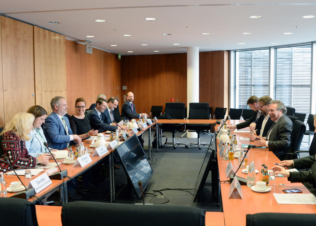 Klaus Ernst, (re), DIE LINKE, Vorsitzender des Ausschusses des Deutschen Bundestages für Wirtschaft und Energie, leitet mit Beteiligung zahlreicher Mitglieder ein Gespräch, zu dem im Namen des Ausschusses der Minister für Energie und natürliche Ressourcen von Quebéc in Kanada, Jonatan Julien, (3.v.li), eingeladen wurde.; Übersicht. Ernst, Klaus; Julien, Jonatan Klaus Ernst, (re), DIE LINKE, Vorsitzender des Ausschusses des Deutschen Bundestages für Wirtschaft und Energie, leitet mit Beteiligung zahlreicher Mitglieder ein Gespräch, zu dem im Namen des Ausschusses der Minister für Energie und natürliche Ressourcen von Quebéc in Kanada, Jonatan Julien, (3.v.li), eingeladen wurde.; Übersicht.