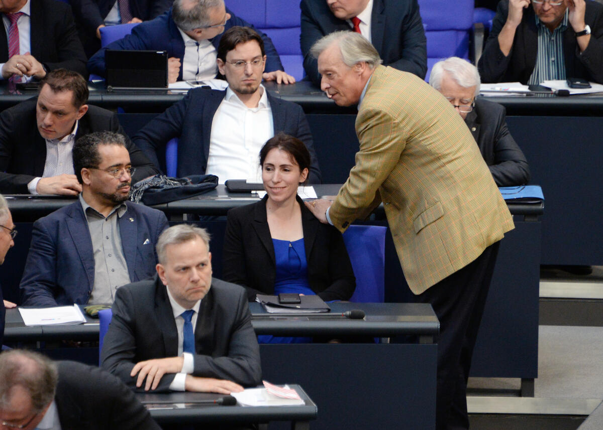 3. Wahlgang zur Wahl einer Stellvertreterin des Bundestagspräsidenten. Mariana Harder-Kühnel, (mitte), AfD, steht zur Wahl als Bundestagsvizepräsidentin. Hier nach der Bekanntgabe des Wahlergebnisses in den Fraktionsreihen der AfD. Harder-Kühnel, Mariana Iris 3. Wahlgang zur Wahl einer Stellvertreterin des Bundestagspräsidenten. Mariana Harder-Kühnel, (mitte), AfD, steht zur Wahl als Bundestagsvizepräsidentin. Hier nach der Bekanntgabe des Wahlergebnisses in den Fraktionsreihen der AfD.