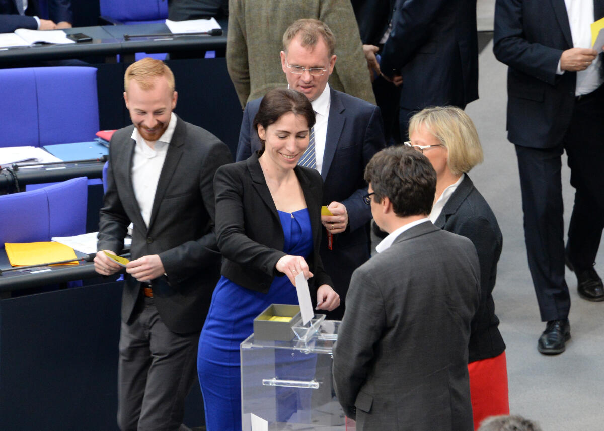 3. Wahlgang zur Wahl einer Stellvertreterin des Bundestagspräsidenten. Mariana Harder-Kühnel, (mitte), AfD, steht zur Wahl als Bundestagsvizepräsidentin. Hier gibt die Kandidatin ihre Stimme ab.; Wahlurne. Harder-Kühnel, Mariana Iris 3. Wahlgang zur Wahl einer Stellvertreterin des Bundestagspräsidenten. Mariana Harder-Kühnel, (mitte), AfD, steht zur Wahl als Bundestagsvizepräsidentin. Hier gibt die Kandidatin ihre Stimme ab.; Wahlurne.