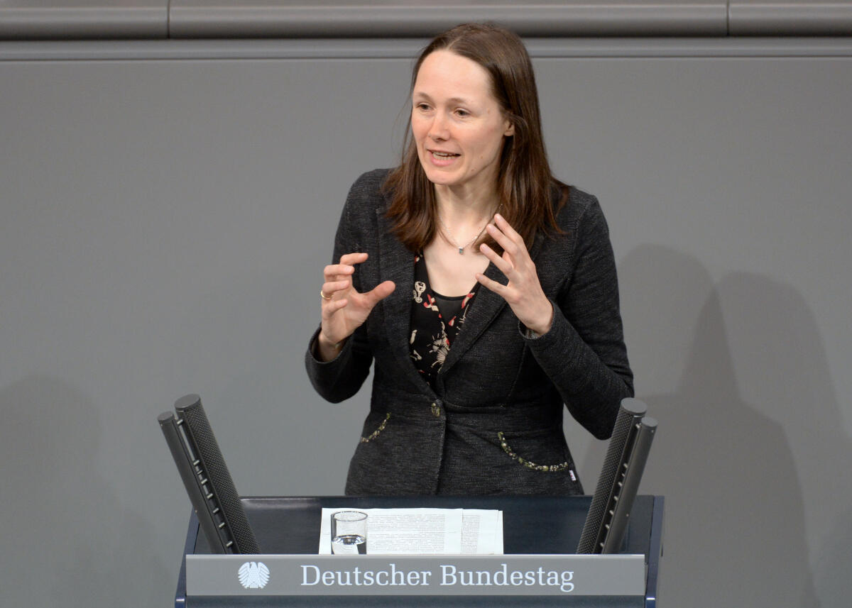 Nestle, Ingrid Dr. Ingrid Nestle, Bündnis 90/die Grünen, Bundestagsabgeordnete, Abgeordnete, Mitglied Deutscher Bundestag, MdB, Rede, 92. Sitzung, Top 11, Thema: Beschleunigung des Energieleitungsausbaus.; Rednerpult.