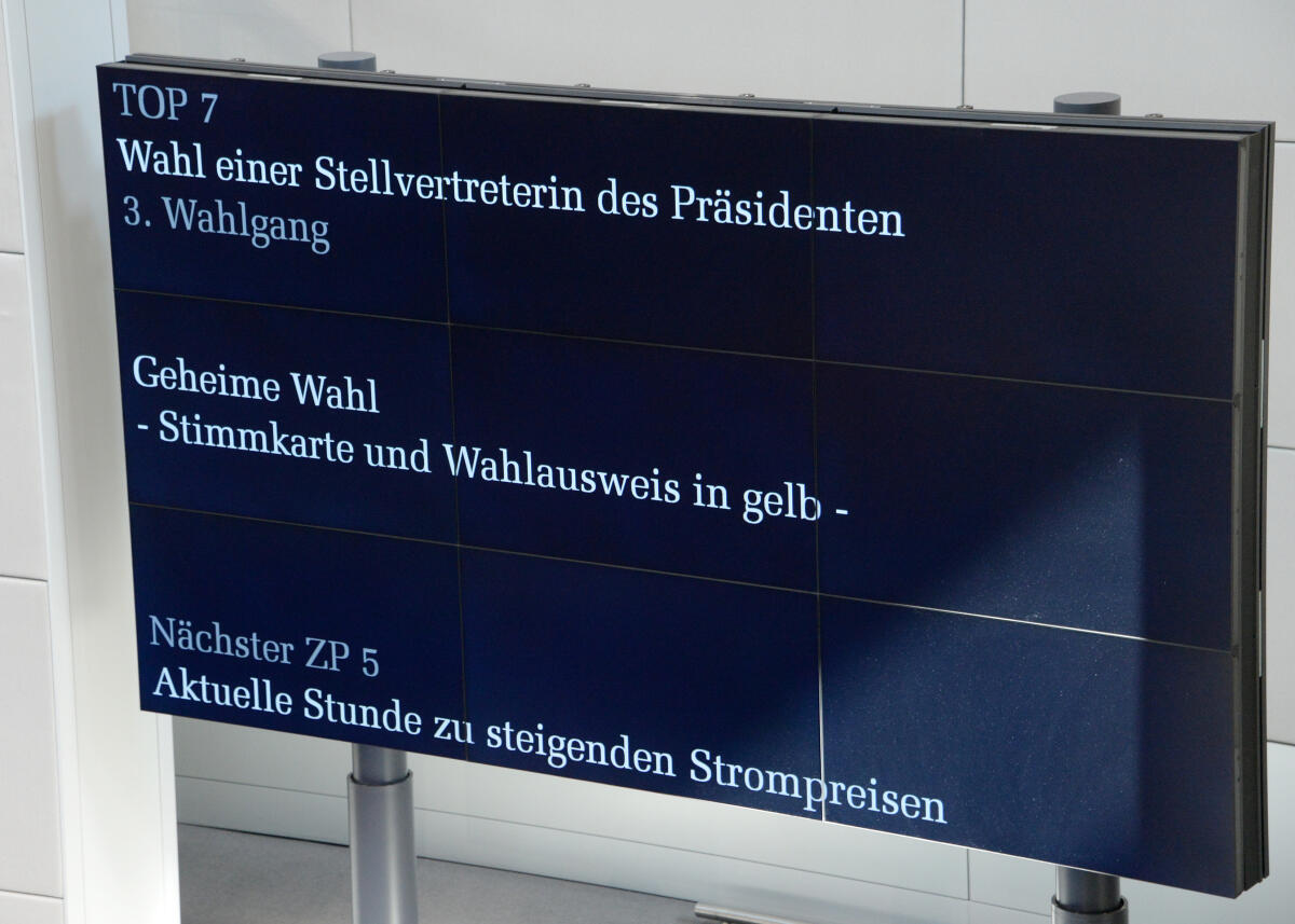 Videowand im Plenarsaal des Deutschen Bundestages mit Ankündigungen der nächsten Tagesordnungspunkte. 3. Wahlgang zur Wahl einer Stellvertreterin des Bundestagspräsidenten. Videowand im Plenarsaal des Deutschen Bundestages mit Ankündigungen der nächsten Tagesordnungspunkte. 3. Wahlgang zur Wahl einer Stellvertreterin des Bundestagspräsidenten.