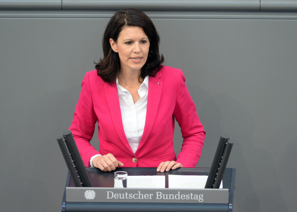 Dr. Katja Leikert, CDU/CSU, Bundestagsabgeordnete, Abgeordnete, Mitglied Deutscher Bundestag, MdB, Rede, 92. Sitzung, Top 6, Thema: Soziale Absicherung europaweit.; Rednerpult. Leikert, Katja Dr. Katja Leikert, CDU/CSU, Bundestagsabgeordnete, Abgeordnete, Mitglied Deutscher Bundestag, MdB, Rede, 92. Sitzung, Top 6, Thema: Soziale Absicherung europaweit.; Rednerpult.