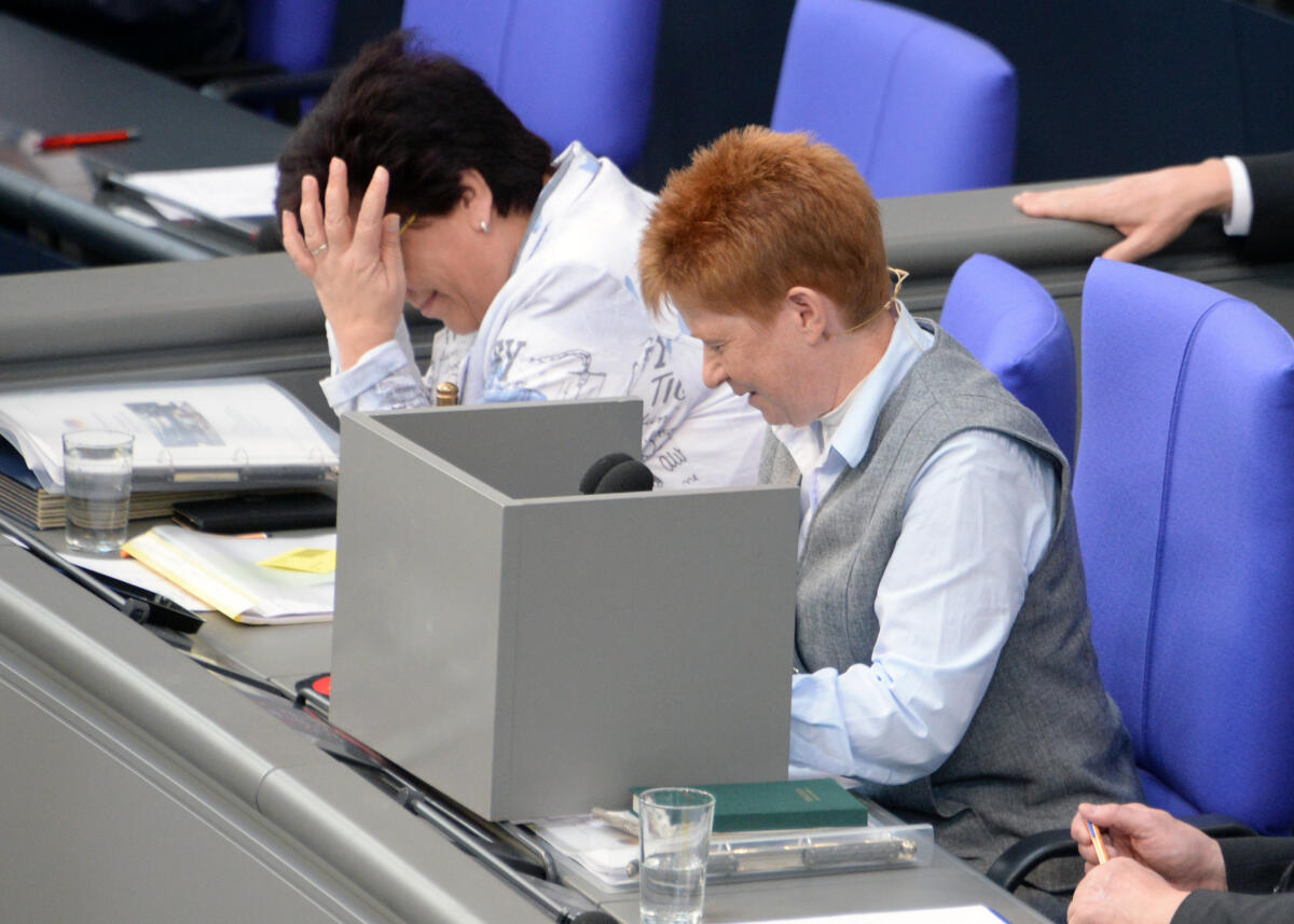 Pau, Petra Bundestagsvizepräsidentin Petra Pau, (re), DIE LINKE, Vorsitz, während einer geheimen Abstimmung.