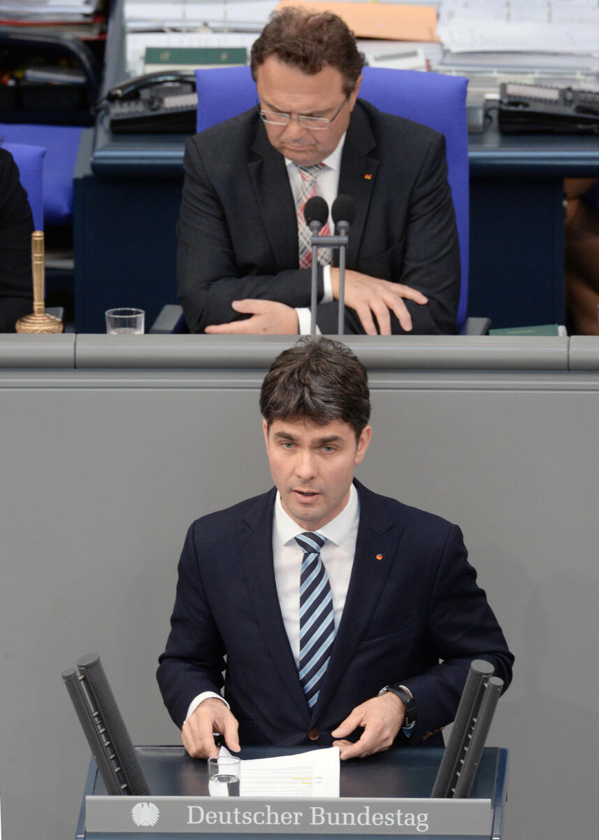 Mark Helfrich, CDU/CSU, Bundestagsabgeordneter, Abgeordneter, Mitglied Deutscher Bundestag, MdB, Rede, 92. Sitzung, ZP 5, Thema: Aktuelle Stunde zu steigenden Strompreisen, Vorsitz: Bundestagsvizepräsident Dr. Hans-Peter Friedrich, CDU/CSU.; Rednerpult. Helfrich, Mark; Friedrich, Hans-Peter Mark Helfrich, CDU/CSU, Bundestagsabgeordneter, Abgeordneter, Mitglied Deutscher Bundestag, MdB, Rede, 92. Sitzung, ZP 5, Thema: Aktuelle Stunde zu steigenden Strompreisen, Vorsitz: Bundestagsvizepräsident Dr. Hans-Peter Friedrich, CDU/CSU.; Rednerpult.