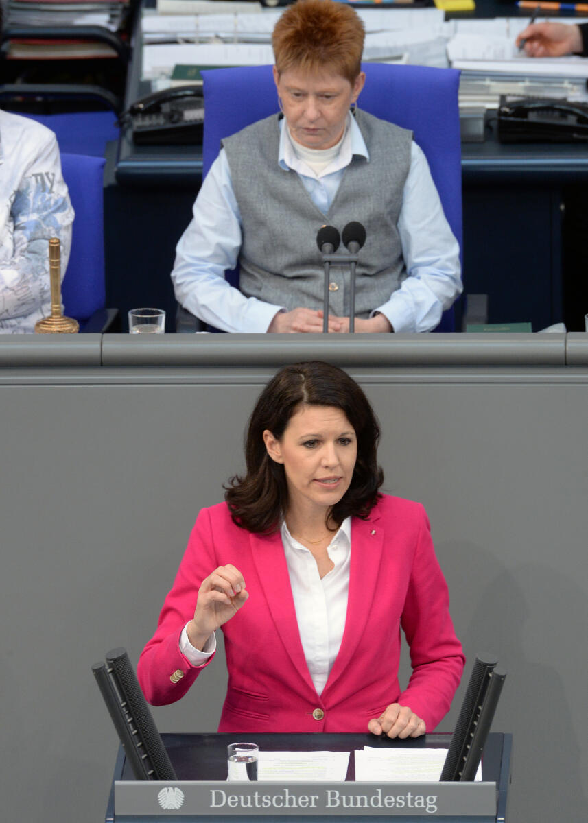 Dr. Katja Leikert, CDU/CSU, Bundestagsabgeordnete, Abgeordnete, Mitglied Deutscher Bundestag, MdB, Rede, 92. Sitzung, Top 6, Thema: Soziale Absicherung europaweit, Vorsitz: Bundestagsvizepräsidentin Petra Pau, DIE LINKE.; Rednerpult. Leikert, Katja; Pau, Petra Dr. Katja Leikert, CDU/CSU, Bundestagsabgeordnete, Abgeordnete, Mitglied Deutscher Bundestag, MdB, Rede, 92. Sitzung, Top 6, Thema: Soziale Absicherung europaweit, Vorsitz: Bundestagsvizepräsidentin Petra Pau, DIE LINKE.; Rednerpult.