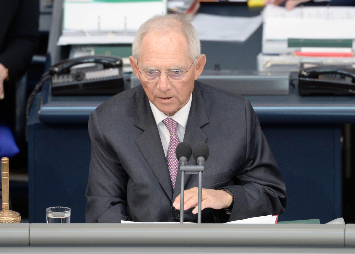 Schäuble, Wolfgang Bundestagspräsident Dr. Wolfgang Schäuble, CDU/CSU, hält zur Erinnerung an das 60-jährige Jubiläum des Wehrbeauftragten zu Beginn der 92. Sitzung des Deutschen Bundestages eine kurze Ansprache. Den Wehrbeauftragten des Bundestages gibt es seit dem 3. April 1959.; Plenum, Rede, Vorsitz.