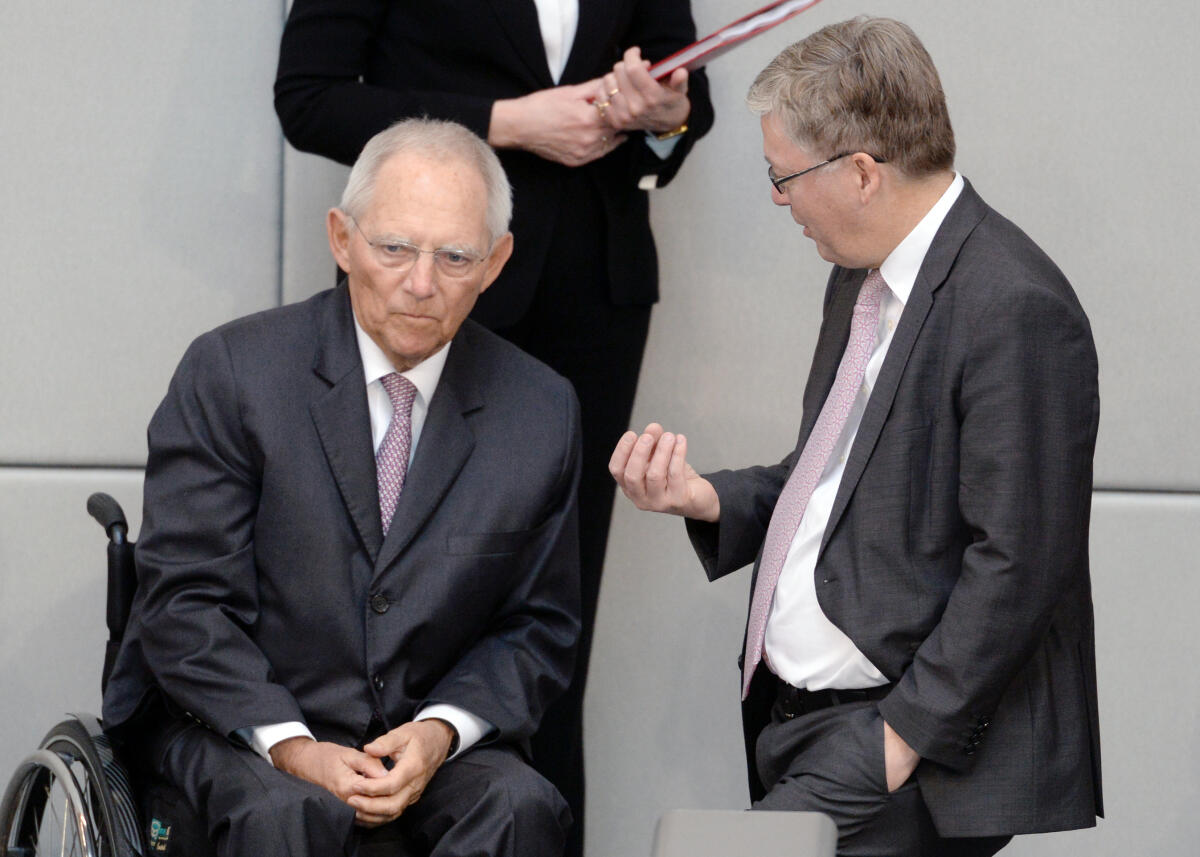 Bundestagspräsident Dr. Wolfgang Schäuble, (li), CDU/CSU, hält zur Erinnerung an das 60-jährige Jubiläum des Wehrbeauftragten zu Beginn der 92. Sitzung des Deutschen Bundestages eine kurze Ansprache. Den Wehrbeauftragten des Bundestages gibt es seit dem 3. April 1959. Hier mit dem 12. Wehrbeauftragten des Bundestages, Dr. Hans-Peter Bartels, (re), kurz vor der Sitzung.; Plenum, Geste, Gestik. Schäuble, Wolfgang; Bartels, Hans-Peter Bundestagspräsident Dr. Wolfgang Schäuble, (li), CDU/CSU, hält zur Erinnerung an das 60-jährige Jubiläum des Wehrbeauftragten zu Beginn der 92. Sitzung des Deutschen Bundestages eine kurze Ansprache. Den Wehrbeauftragten des Bundestages gibt es seit dem 3. April 1959. Hier mit dem 12. Wehrbeauftragten des Bundestages, Dr. Hans-Peter Bartels, (re), kurz vor der Sitzung.; Plenum, Geste, Gestik.