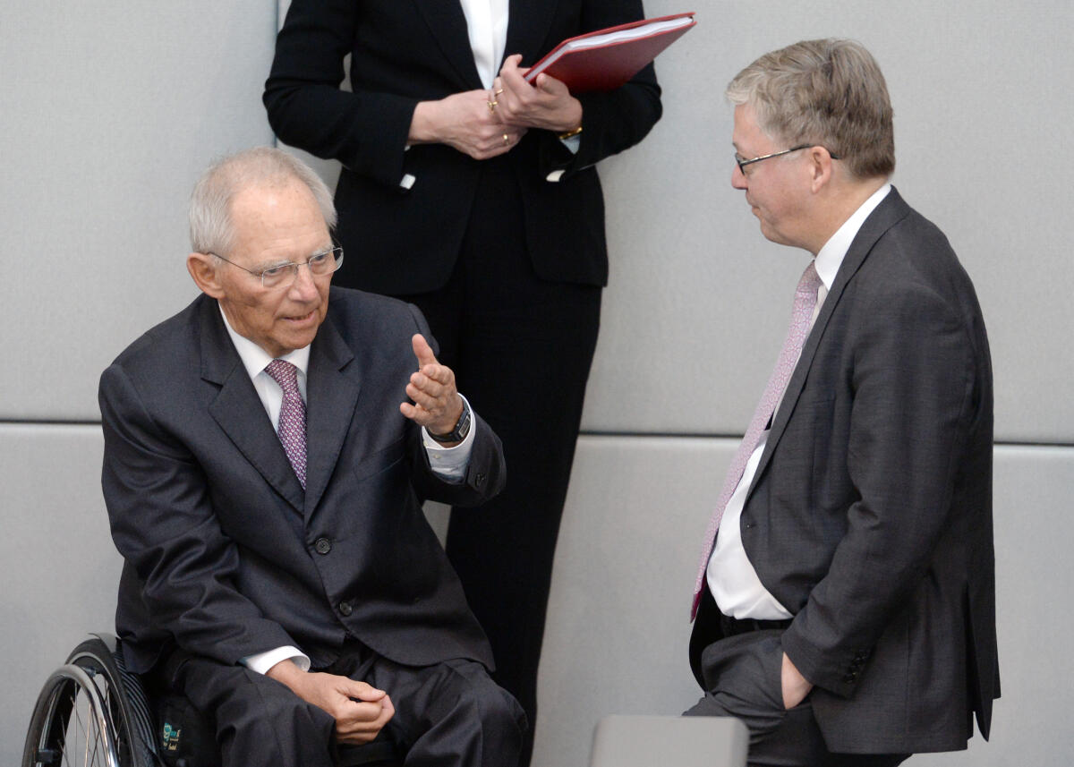 Bundestagspräsident Dr. Wolfgang Schäuble, (li), CDU/CSU, hält zur Erinnerung an das 60-jährige Jubiläum des Wehrbeauftragten zu Beginn der 92. Sitzung des Deutschen Bundestages eine kurze Ansprache. Den Wehrbeauftragten des Bundestages gibt es seit dem 3. April 1959. Hier mit dem 12. Wehrbeauftragten des Bundestages, Dr. Hans-Peter Bartels, (re), kurz vor der Sitzung.; Plenum, Geste, Gestik. Schäuble, Wolfgang; Bartels, Hans-Peter Bundestagspräsident Dr. Wolfgang Schäuble, (li), CDU/CSU, hält zur Erinnerung an das 60-jährige Jubiläum des Wehrbeauftragten zu Beginn der 92. Sitzung des Deutschen Bundestages eine kurze Ansprache. Den Wehrbeauftragten des Bundestages gibt es seit dem 3. April 1959. Hier mit dem 12. Wehrbeauftragten des Bundestages, Dr. Hans-Peter Bartels, (re), kurz vor der Sitzung.; Plenum, Geste, Gestik.