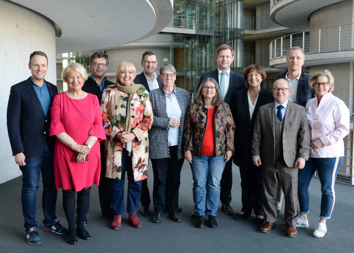 Unter der Leitung seines Vorsitzenden Thomas Erndl, (5.v.re), CDU/CSU, findet die 11. Ausschusssitzung des Unterausschusses des Deutschen Bundestages für Auswärtige Kultur- und Bildungspolitik statt. Gruppenfoto mit den Mitgliedern des Ausschusses. Erndl, Thomas Unter der Leitung seines Vorsitzenden Thomas Erndl, (5.v.re), CDU/CSU, findet die 11. Ausschusssitzung des Unterausschusses des Deutschen Bundestages für Auswärtige Kultur- und Bildungspolitik statt. Gruppenfoto mit den Mitgliedern des Ausschusses.