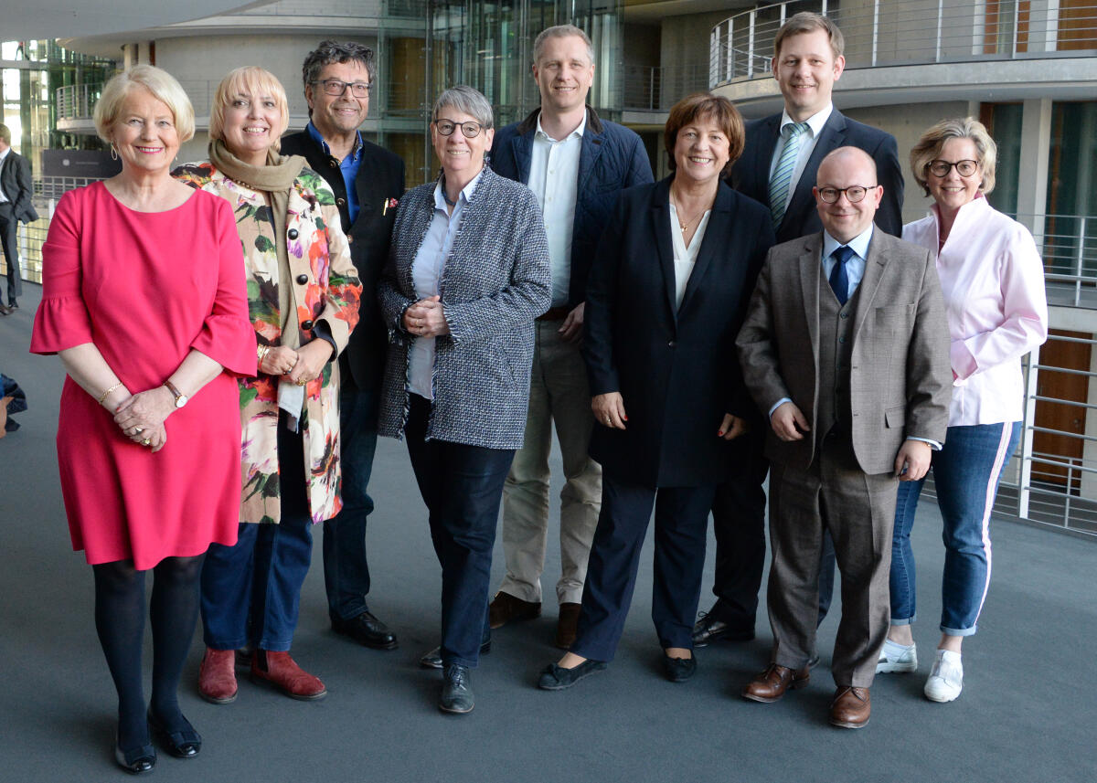 Unter der Leitung seines Vorsitzenden Thomas Erndl, (3.v.re), CDU/CSU, findet die 11. Ausschusssitzung des Unterausschusses des Deutschen Bundestages für Auswärtige Kultur- und Bildungspolitik statt. Gruppenfoto mit den ordentlichen Mitgliedern des Ausschusses. Erndl, Thomas Unter der Leitung seines Vorsitzenden Thomas Erndl, (3.v.re), CDU/CSU, findet die 11. Ausschusssitzung des Unterausschusses des Deutschen Bundestages für Auswärtige Kultur- und Bildungspolitik statt. Gruppenfoto mit den ordentlichen Mitgliedern des Ausschusses.