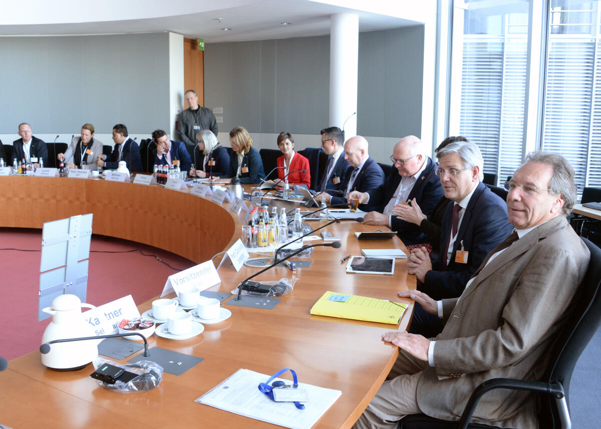 Klaus Ernst, (re), DIE LINKE, Vorsitzender des Ausschusses des Deutschen Bundestages für Wirtschaft und Energie, leitet mit Beteiligung zahlreicher Mitglieder und im Namen des Ausschusses, ein Gespräch mit einer Besuchsdelegation des australischen Industry 4.0 Forums.; Übersicht. Ernst, Klaus Klaus Ernst, (re), DIE LINKE, Vorsitzender des Ausschusses des Deutschen Bundestages für Wirtschaft und Energie, leitet mit Beteiligung zahlreicher Mitglieder und im Namen des Ausschusses, ein Gespräch mit einer Besuchsdelegation des australischen Industry 4.0 Forums.; Übersicht.