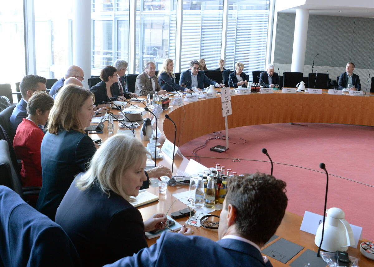 Klaus Ernst, (6.v.re), DIE LINKE, Vorsitzender des Ausschusses des Deutschen Bundestages für Wirtschaft und Energie, leitet mit Beteiligung zahlreicher Mitglieder und im Namen des Ausschusses, ein Gespräch mit einer Besuchsdelegation des australischen Industry 4.0 Forums.; Übersicht. Ernst, Klaus Klaus Ernst, (6.v.re), DIE LINKE, Vorsitzender des Ausschusses des Deutschen Bundestages für Wirtschaft und Energie, leitet mit Beteiligung zahlreicher Mitglieder und im Namen des Ausschusses, ein Gespräch mit einer Besuchsdelegation des australischen Industry 4.0 Forums.; Übersicht.