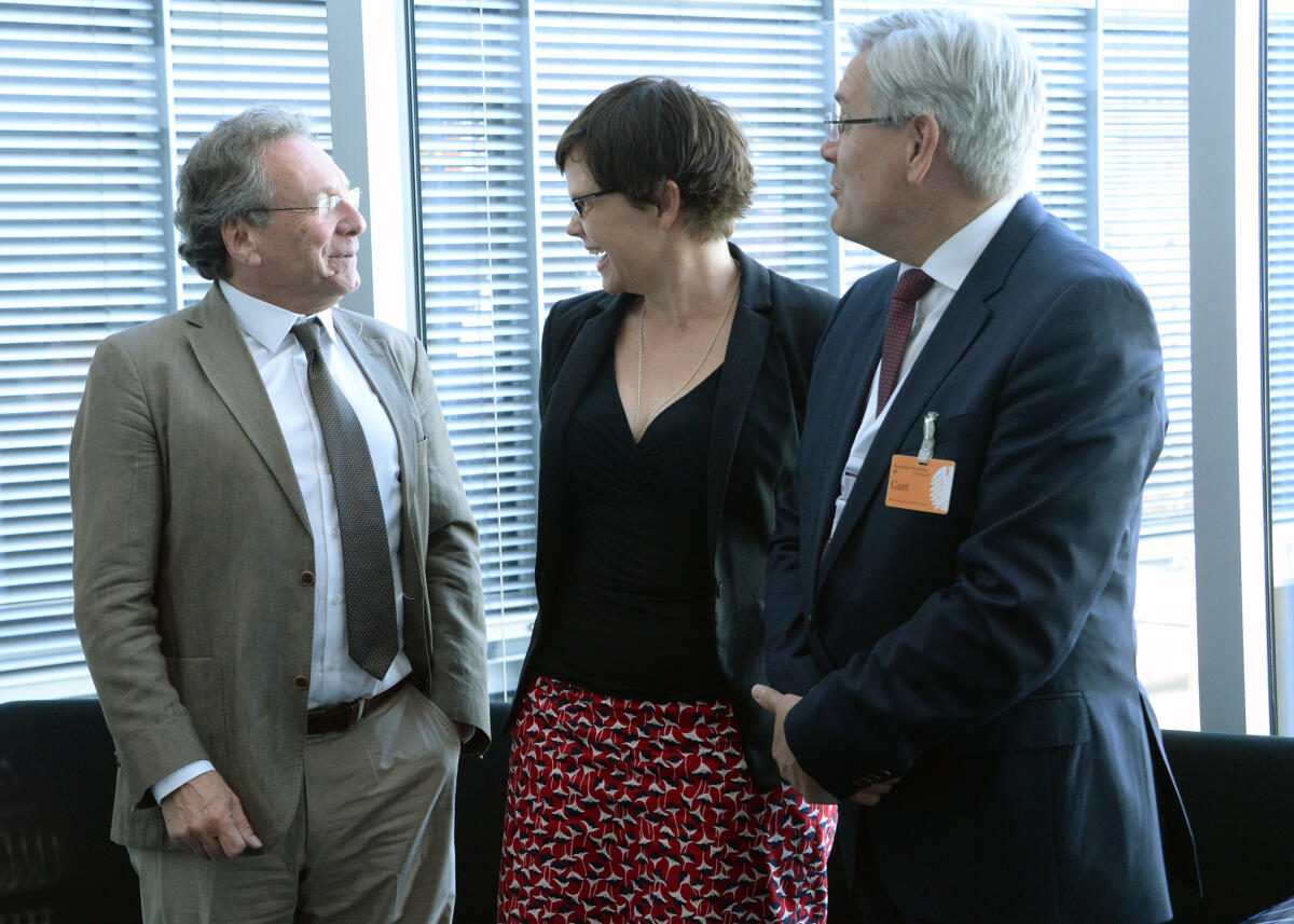 Klaus Ernst, (li), DIE LINKE, Vorsitzender des Ausschusses des Deutschen Bundestages für Wirtschaft und Energie, leitet mit Beteiligung zahlreicher Mitglieder und im Namen des Ausschusses, ein Gespräch mit einer Besuchsdelegation des australischen Industry 4.0 Forums. Hier begrüßt der Ausschussvorsitzende die stellvertretende Botschafterin von Australien in Deutschland, Dr. Lauren Bain, und Prof. Jeff Connolly, (re), von Siemens. Ernst, Klaus; Connolly, Jeff; Bain, Lauren Klaus Ernst, (li), DIE LINKE, Vorsitzender des Ausschusses des Deutschen Bundestages für Wirtschaft und Energie, leitet mit Beteiligung zahlreicher Mitglieder und im Namen des Ausschusses, ein Gespräch mit einer Besuchsdelegation des australischen Industry 4.0 Forums. Hier begrüßt der Ausschussvorsitzende die stellvertretende Botschafterin von Australien in Deutschland, Dr. Lauren Bain, und Prof. Jeff Connolly, (re), von Siemens.