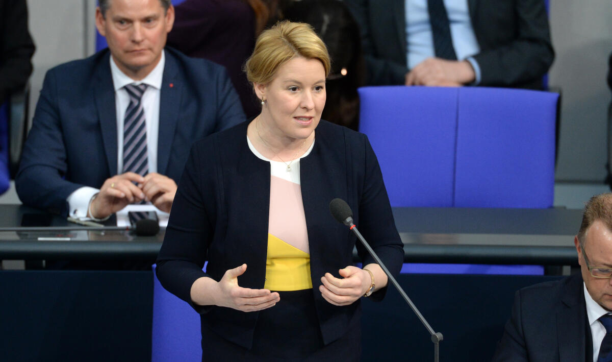 Giffey, Franziska Bundesministerin für Familie, Senioren, Frauen und Jugend Franziska Giffey bei der Befragung der Bundesregierung.