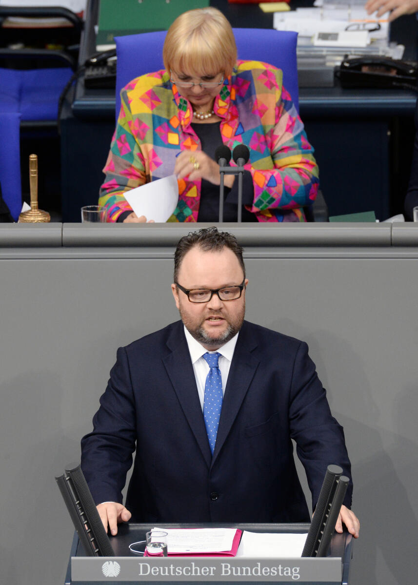 Dr. Christian Jung, FDP, Bundestagsabgeordneter, Abgeordneter, Mitglied Deutscher Bundestag, MdB, Rede, 90. Sitzung, ZP, Thema: E-Scooter und Hoverboards, Vorsitz: Bundestagsvizepräsidentin Claudia Roth, Bündnis 90/Die Grünen.; Rednerpult. Jung, Christian; Roth, Claudia Dr. Christian Jung, FDP, Bundestagsabgeordneter, Abgeordneter, Mitglied Deutscher Bundestag, MdB, Rede, 90. Sitzung, ZP, Thema: E-Scooter und Hoverboards, Vorsitz: Bundestagsvizepräsidentin Claudia Roth, Bündnis 90/Die Grünen.; Rednerpult.