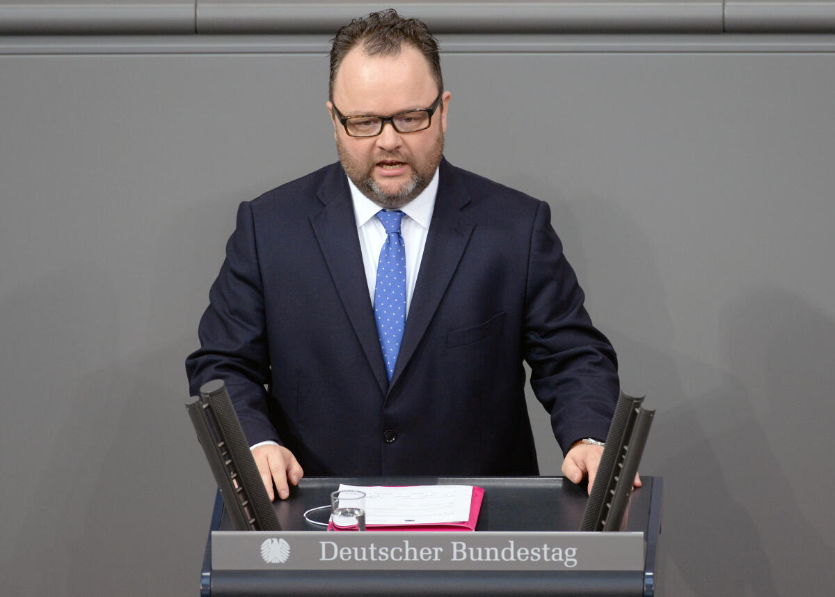 Dr. Christian Jung, FDP, Bundestagsabgeordneter, Abgeordneter, Mitglied Deutscher Bundestag, MdB, Rede, 90. Sitzung, ZP, Thema: E-Scooter und Hoverboards.; Rednerpult. Jung, Christian Dr. Christian Jung, FDP, Bundestagsabgeordneter, Abgeordneter, Mitglied Deutscher Bundestag, MdB, Rede, 90. Sitzung, ZP, Thema: E-Scooter und Hoverboards.; Rednerpult.