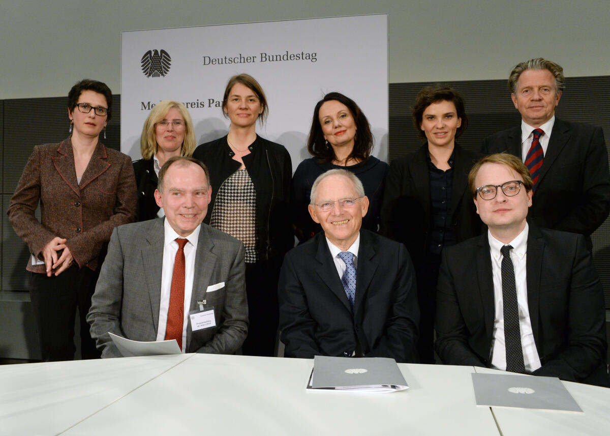 Schäuble, Wolfgang; Leithäuser, Johannes; Wyssuwa, Matthias; Fünffinger, Anita; Nothelle, Claudia; Faller, Heike; Dohr, Karin; Boese, Marie-Kristin; Goffert, Daniel Bundestagspräsident Dr. Wolfgang Schäuble, (1. Reihe mitte), CDU/CSU, verleiht den diesjährigen Medienpreis Parlament 2019 des Deutschen Bundestag an Johannes Leithäuser, (1. Reihe li), und Matthias Wyssuwa, (1. Reihe re), für den Beitrag "Frust und Frieden". Hier alle Nominierten und die Mitglieder der Jury: stehend v.li. Jurymitglied Anita Fünffinger (ARD-Hauptstadtstudio), Jurymitglied Prof. Dr. Claudia Nothelle (Hochschule Magdeburg-Stendal), Nominierte Heike Faller, Karin Dohr, Marie-Kristin Boese, Jurymitglied Daniel Goffert (Focus).; Gruppenfoto.