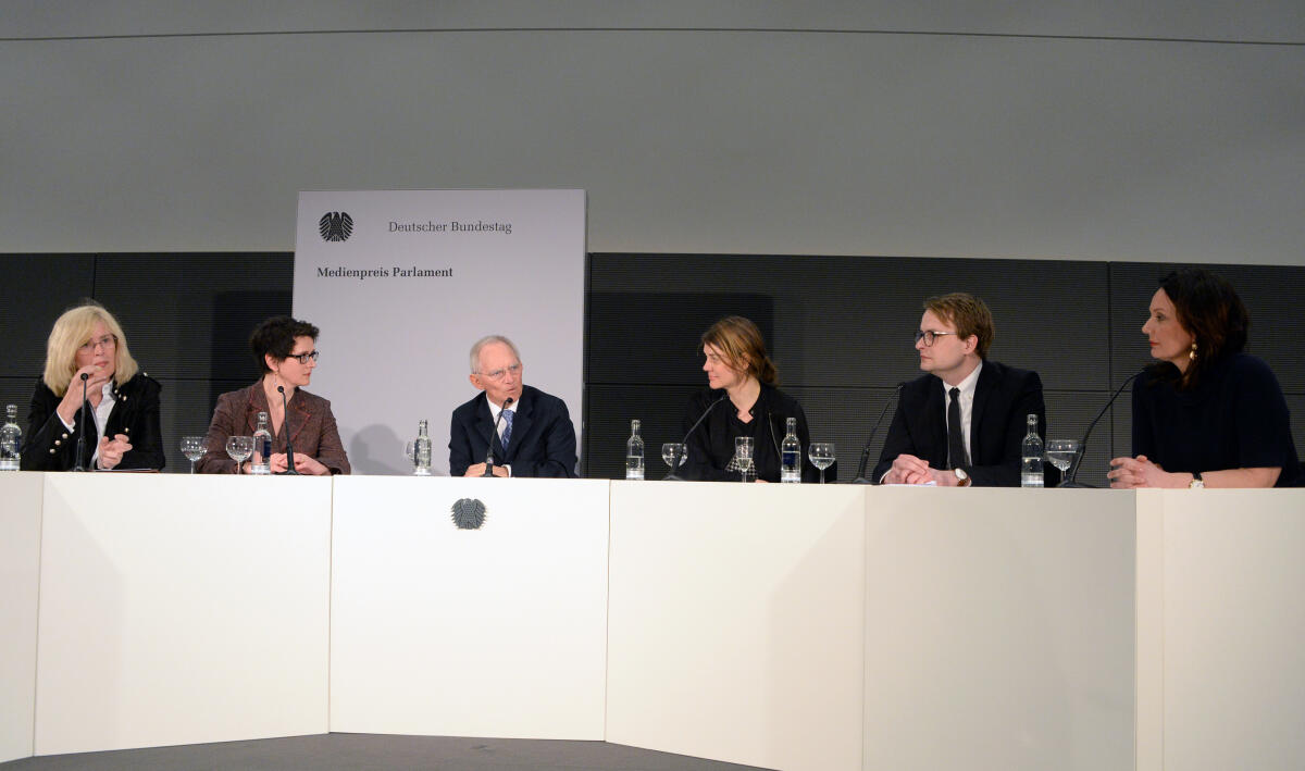 Schäuble, Wolfgang Bundestagspräsident Dr. Wolfgang Schäuble, (mitte), CDU/CSU, verleiht den diesjährigen Medienpreis Parlament 2019 des Deutschen Bundestag an Johannes Leithäuser, und Matthias Wyssuwa, für den Beitrag "Frust und Frieden".; Übersicht.