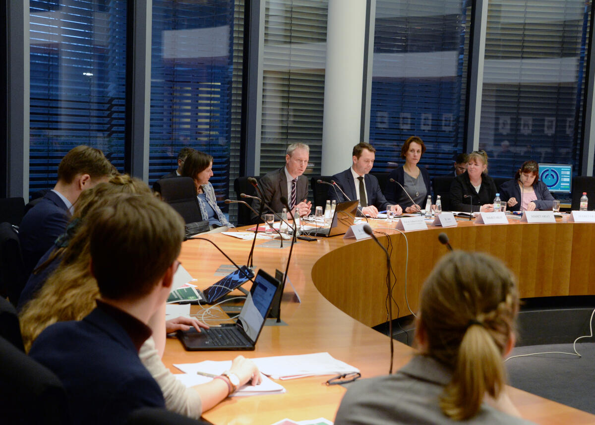 Dr. Andreas Lenz, (4.v.re), CDU/CSU, Vorsitzender des Parlamentarischen Beirats für nachhaltige Entwicklung, leitet eine Sitzung, zu der Dr. Kora Kristof (6.v.re) vom Umweltbundesamt, und Prof. Dr. Christian Calliess (5.v.re) von der FU Berlin als Gäste eingeladen sind.; Übersicht. Lenz, Andreas; Kristof, Kora; Calliess, Christian Dr. Andreas Lenz, (4.v.re), CDU/CSU, Vorsitzender des Parlamentarischen Beirats für nachhaltige Entwicklung, leitet eine Sitzung, zu der Dr. Kora Kristof (6.v.re) vom Umweltbundesamt, und Prof. Dr. Christian Calliess (5.v.re) von der FU Berlin als Gäste eingeladen sind.; Übersicht.