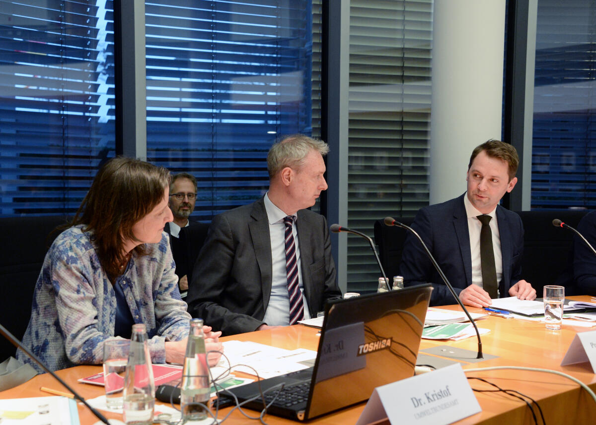 Dr. Andreas Lenz, (re), CDU/CSU, Vorsitzender des Parlamentarischen Beirats für nachhaltige Entwicklung, leitet eine Sitzung, zu der Dr. Kora Kristof vom Umweltbundesamt, und Prof. Dr. Christian Calliess (mitte) von der FU Berlin als Gäste eingeladen sind. Lenz, Andreas; Kristof, Kora; Calliess, Christian Dr. Andreas Lenz, (re), CDU/CSU, Vorsitzender des Parlamentarischen Beirats für nachhaltige Entwicklung, leitet eine Sitzung, zu der Dr. Kora Kristof vom Umweltbundesamt, und Prof. Dr. Christian Calliess (mitte) von der FU Berlin als Gäste eingeladen sind.