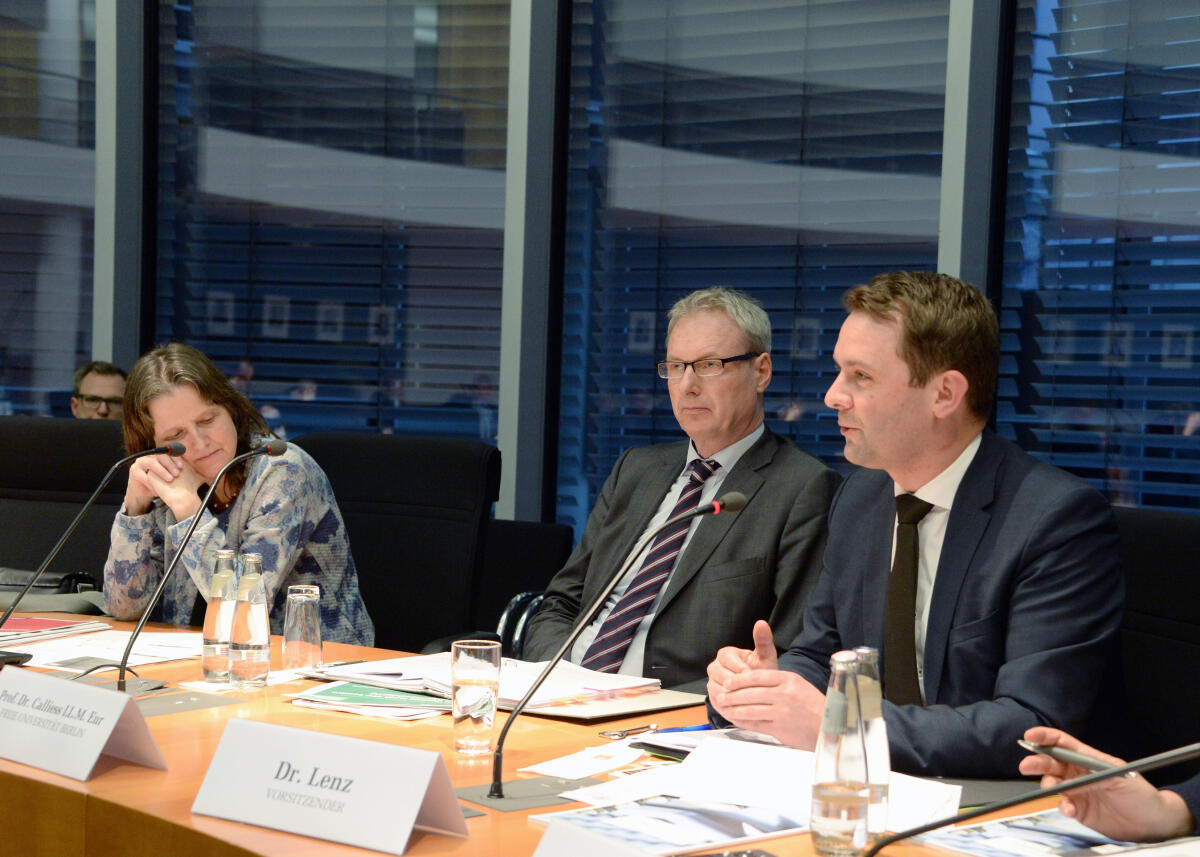 Dr. Andreas Lenz, (re), CDU/CSU, Vorsitzender des Parlamentarischen Beirats für nachhaltige Entwicklung, leitet eine Sitzung, zu der Dr. Kora Kristof vom Umweltbundesamt, und Prof. Dr. Christian Calliess (mitte) von der FU Berlin als Gäste eingeladen sind. Lenz, Andreas; Kristof, Kora; Calliess, Christian Dr. Andreas Lenz, (re), CDU/CSU, Vorsitzender des Parlamentarischen Beirats für nachhaltige Entwicklung, leitet eine Sitzung, zu der Dr. Kora Kristof vom Umweltbundesamt, und Prof. Dr. Christian Calliess (mitte) von der FU Berlin als Gäste eingeladen sind.