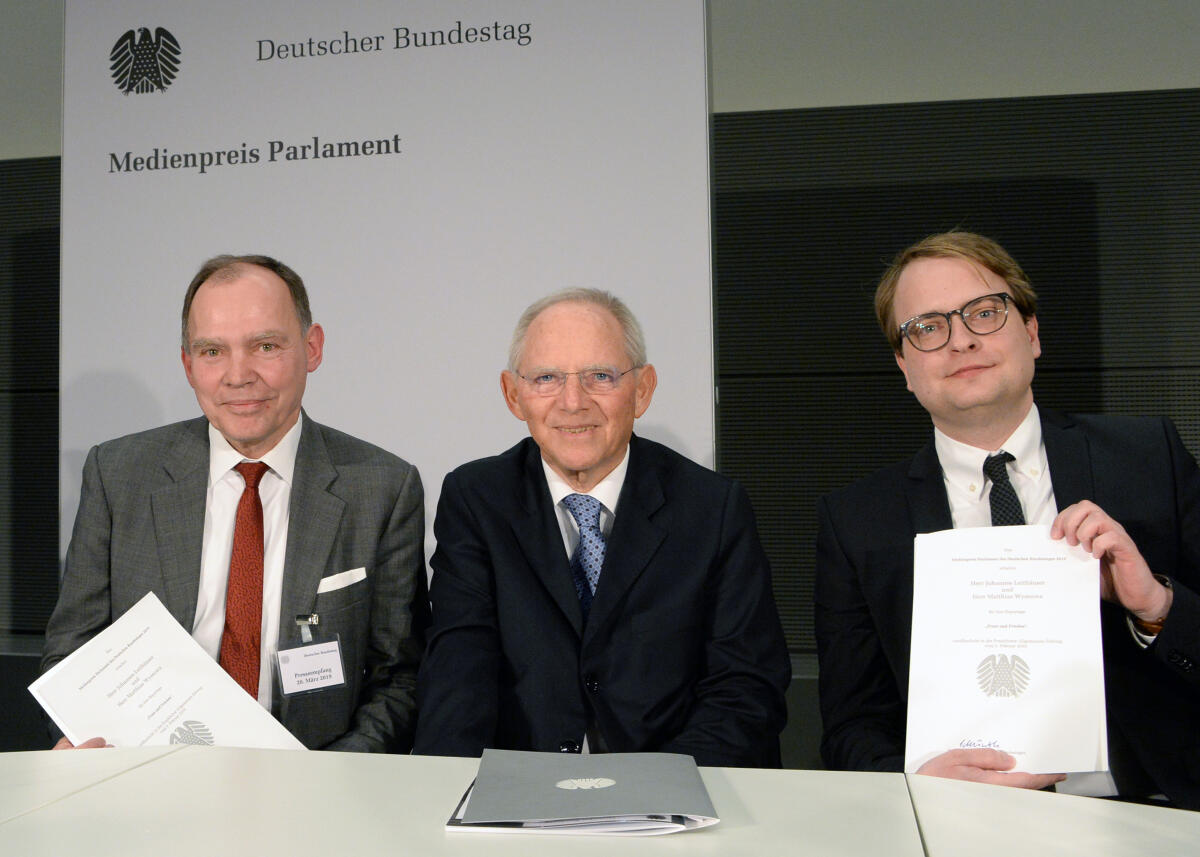 Schäuble, Wolfgang; Leithäuser, Johannes; Wyssuwa, Matthias Bundestagspräsident Dr. Wolfgang Schäuble, (mitte), CDU/CSU, verleiht den diesjährigen Medienpreis Parlament 2019 des Deutschen Bundestag an Johannes Leithäuser, (li), und Matthias Wyssuwa, (re), für den Beitrag "Frust und Frieden".