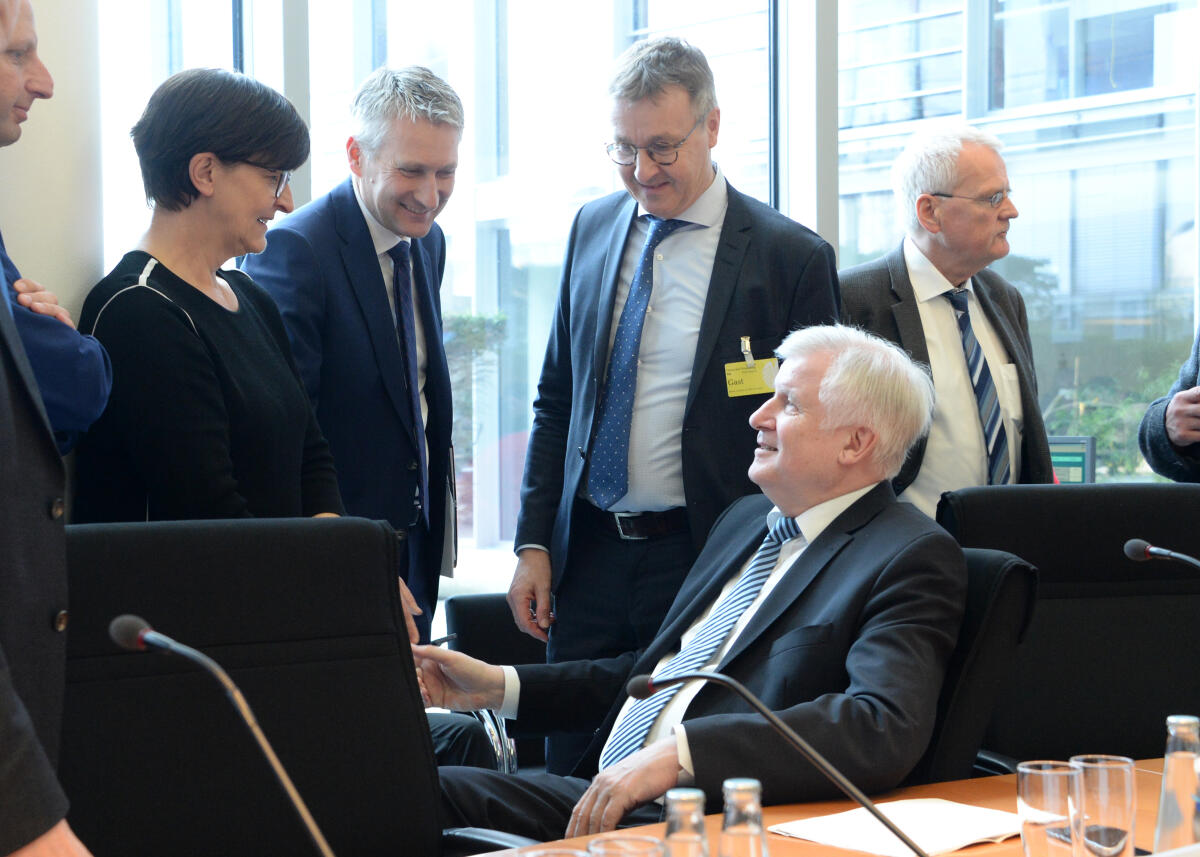 Der Bundesminister des Inneren, Horst Seehofer, (2.v.re), CDU/CSU, ist zu Gast beim Ausschuss des Deutschen Bundestages Digitale Agenda. Hansjörg Durz, (2.v.li), CDU/CSU, stellvertretender Vorsitzender des Ausschusses, leitet die Sitzung.; Begrüßung, Geste, Gestik. Durz, Hansjörg; Seehofer, Horst Der Bundesminister des Inneren, Horst Seehofer, (2.v.re), CDU/CSU, ist zu Gast beim Ausschuss des Deutschen Bundestages Digitale Agenda. Hansjörg Durz, (2.v.li), CDU/CSU, stellvertretender Vorsitzender des Ausschusses, leitet die Sitzung.; Begrüßung, Geste, Gestik.