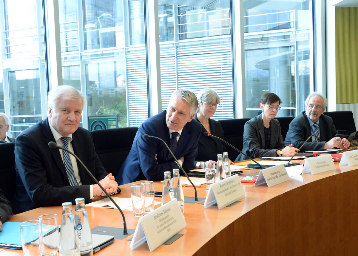 Der Bundesminister des Inneren, Horst Seehofer, (li), CDU/CSU, ist zu Gast beim Ausschuss des Deutschen Bundestages Digitale Agenda. Hansjörg Durz, (2.v.li), CDU/CSU, stellvertretender Vorsitzender des Ausschusses, leitet die Sitzung. Durz, Hansjörg; Seehofer, Horst Der Bundesminister des Inneren, Horst Seehofer, (li), CDU/CSU, ist zu Gast beim Ausschuss des Deutschen Bundestages Digitale Agenda. Hansjörg Durz, (2.v.li), CDU/CSU, stellvertretender Vorsitzender des Ausschusses, leitet die Sitzung.