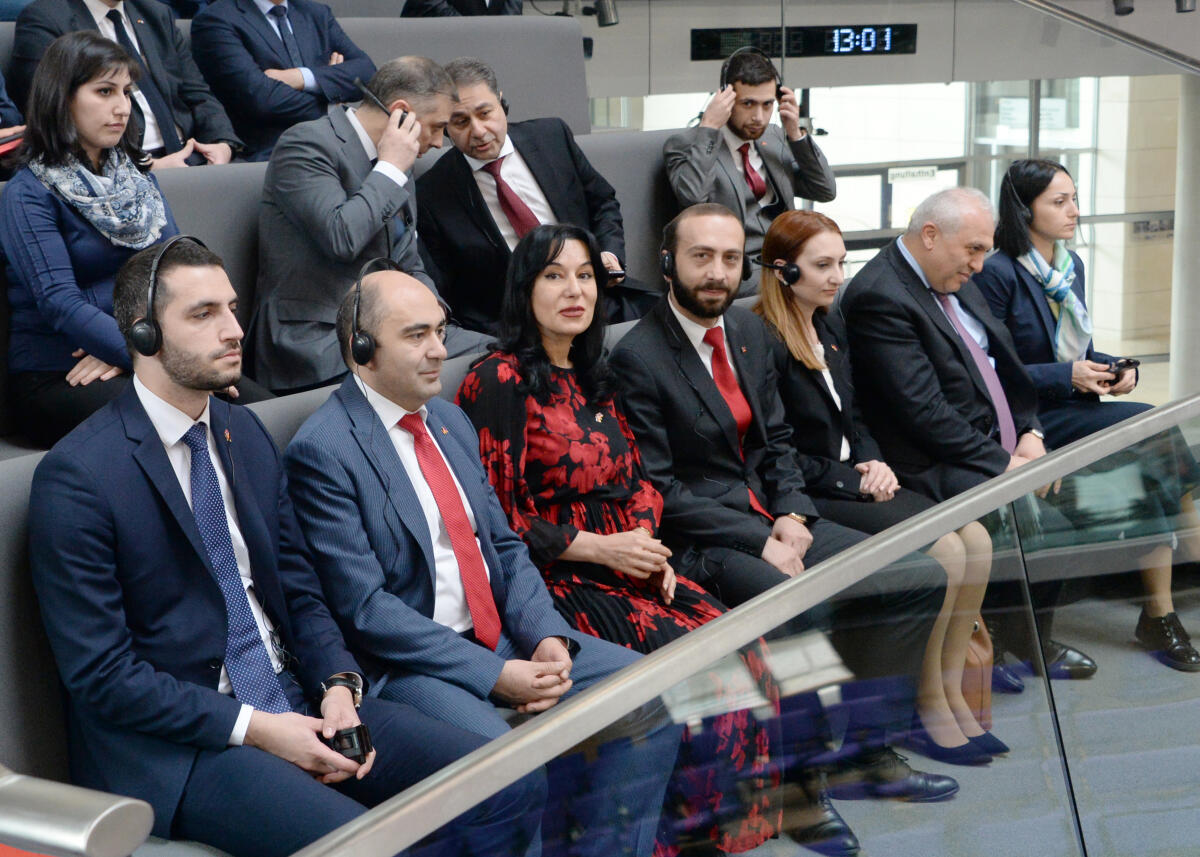 Mirzoyan, Ararat Auf der Ehrentribüne im Plenum des Deutschen Bundestages hat der Präsident der Nationalversammlung von Armenien, Ararat Mirzoyan, (1. Reihe 4.v.li), und die begleitende Delegation Platz genommen.; Parlamentspräsident.
