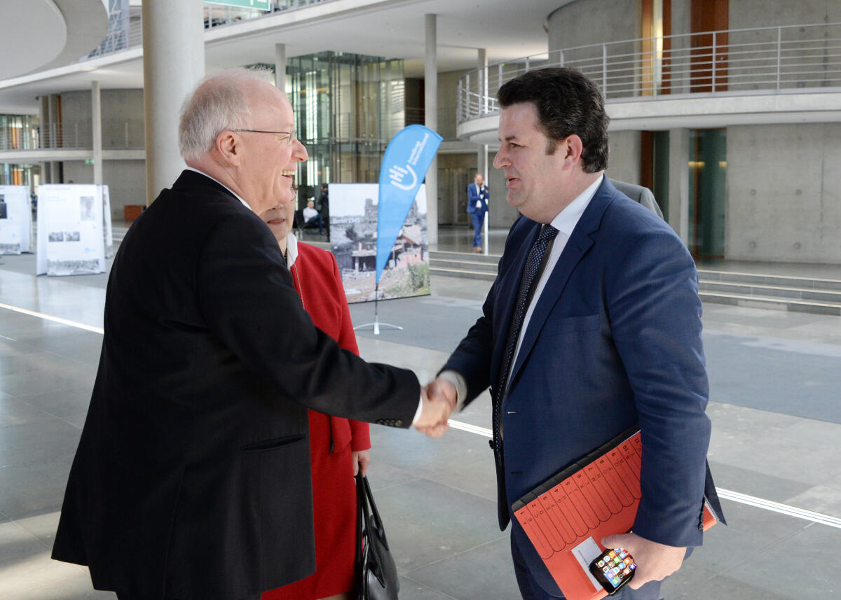 Dr. Matthias Bartke, (li), SPD, Vorsitzender des Ausschusses des Deutschen Bundestages für Arbeit und Soziales, leitet ein Sitzung, an der Bundesminister für Arbeit und Soziales, Hubertus Heil, (re), SPD, teilnimmt.; Begrüßung, Geste, Gestik. Bartke, Matthias; Heil, Hubertus Dr. Matthias Bartke, (li), SPD, Vorsitzender des Ausschusses des Deutschen Bundestages für Arbeit und Soziales, leitet ein Sitzung, an der Bundesminister für Arbeit und Soziales, Hubertus Heil, (re), SPD, teilnimmt.; Begrüßung, Geste, Gestik.