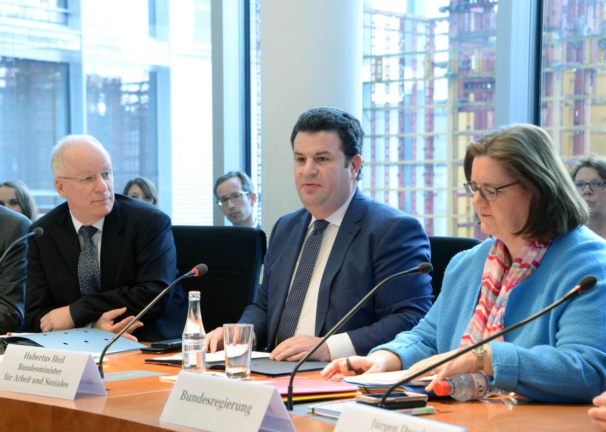 Dr. Matthias Bartke, (li), SPD, Vorsitzender des Ausschusses des Deutschen Bundestages für Arbeit und Soziales, leitet ein Sitzung, an der Bundesminister für Arbeit und Soziales, Hubertus Heil, (mitte), SPD, und die Staatssekretärin Kerstin Griese, (re), SPD, teilnehmen. Bartke, Matthias; Heil, Hubertus; Griese, Kerstin Dr. Matthias Bartke, (li), SPD, Vorsitzender des Ausschusses des Deutschen Bundestages für Arbeit und Soziales, leitet ein Sitzung, an der Bundesminister für Arbeit und Soziales, Hubertus Heil, (mitte), SPD, und die Staatssekretärin Kerstin Griese, (re), SPD, teilnehmen.