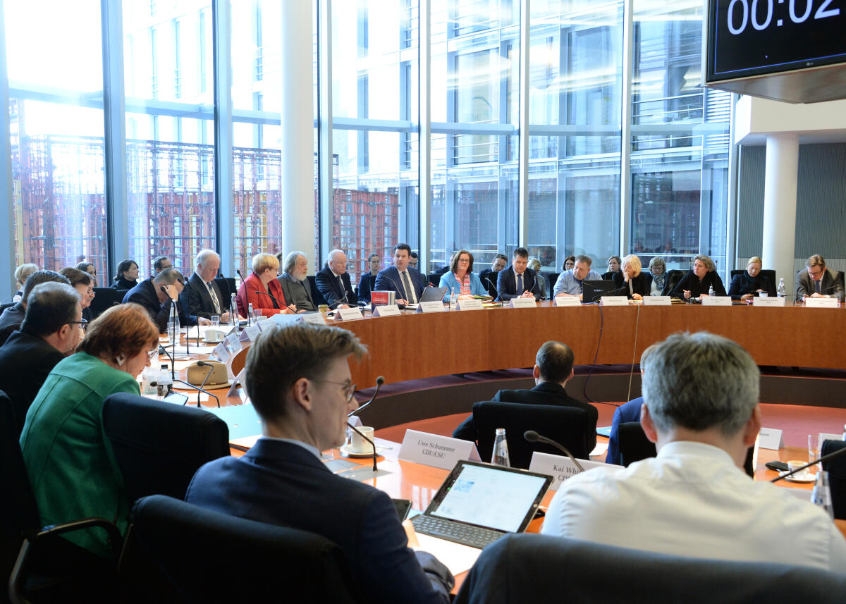 Dr. Matthias Bartke, (9.v.re), SPD, Vorsitzender des Ausschusses des Deutschen Bundestages für Arbeit und Soziales, leitet ein Sitzung, an der Bundesminister für Arbeit und Soziales, Hubertus Heil, (8.v.re), SPD, und die Staatssekretärinnen Anette Kramme, (11.v.re), SPD, und Kerstin Griese, (7.v.re), SPD, teilnehmen.; Übersicht. Bartke, Matthias; Heil, Hubertus; Griese, Kerstin; Kramme, Anette Dr. Matthias Bartke, (9.v.re), SPD, Vorsitzender des Ausschusses des Deutschen Bundestages für Arbeit und Soziales, leitet ein Sitzung, an der Bundesminister für Arbeit und Soziales, Hubertus Heil, (8.v.re), SPD, und die Staatssekretärinnen Anette Kramme, (11.v.re), SPD, und Kerstin Griese, (7.v.re), SPD, teilnehmen.; Übersicht.