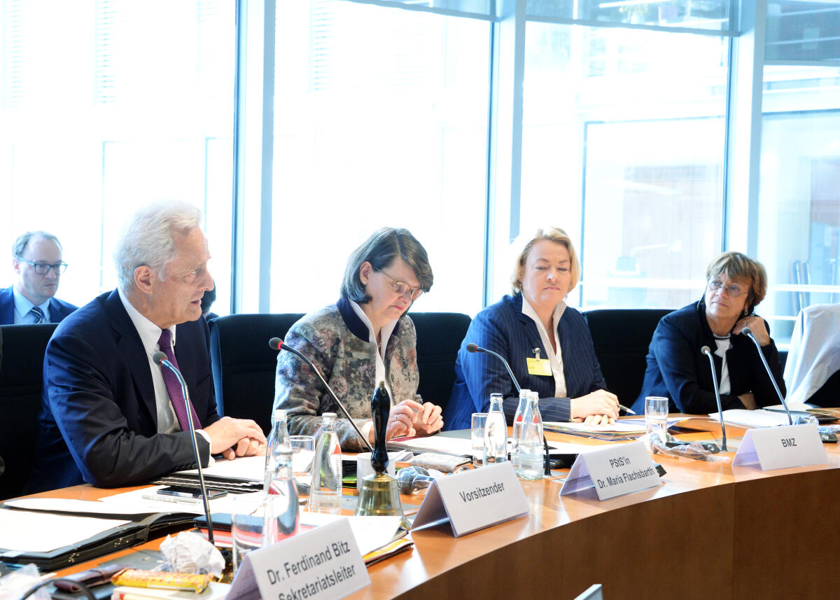 Dr. Peter Ramsauer, CDU/CSU, Vorsitzender des Ausschusses des Deutschen Bundestages für wirtschaftliche Zusammenarbeit und Entwicklung, leitet eine Sitzung, an der die stellvertretende Generalsekretärin von UNCTAD, Isabelle Durant, (re), teilnimmt.; Übersicht. Ramsauer, Peter; Durant, Isabelle Dr. Peter Ramsauer, CDU/CSU, Vorsitzender des Ausschusses des Deutschen Bundestages für wirtschaftliche Zusammenarbeit und Entwicklung, leitet eine Sitzung, an der die stellvertretende Generalsekretärin von UNCTAD, Isabelle Durant, (re), teilnimmt.; Übersicht.