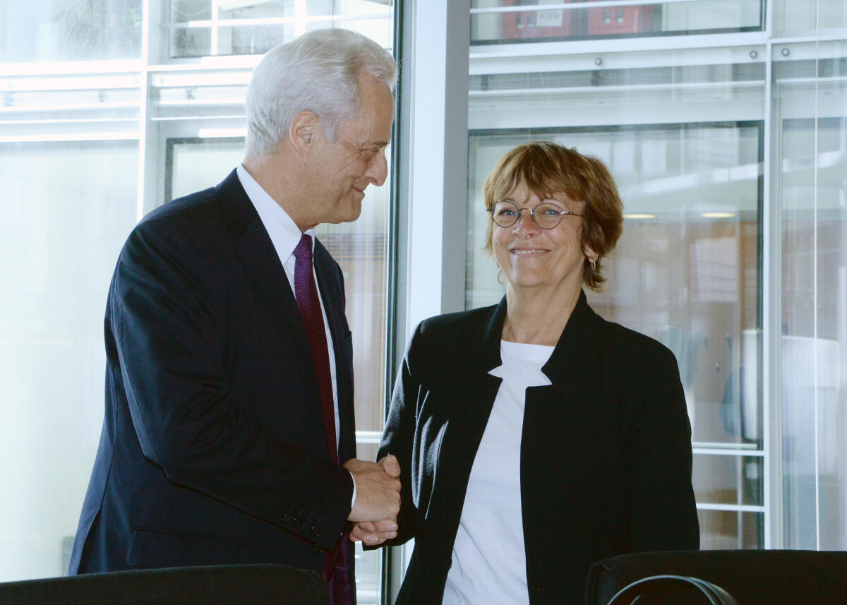 Dr. Peter Ramsauer, CDU/CSU, Vorsitzender des Ausschusses des Deutschen Bundestages für wirtschaftliche Zusammenarbeit und Entwicklung, leitet eine Sitzung, an der die stellvertretende Generalsekretärin von UNCTAD, Isabelle Durant, teilnimmt.; Begrüßung, Geste, Gestik. Ramsauer, Peter; Durant, Isabelle Dr. Peter Ramsauer, CDU/CSU, Vorsitzender des Ausschusses des Deutschen Bundestages für wirtschaftliche Zusammenarbeit und Entwicklung, leitet eine Sitzung, an der die stellvertretende Generalsekretärin von UNCTAD, Isabelle Durant, teilnimmt.; Begrüßung, Geste, Gestik.