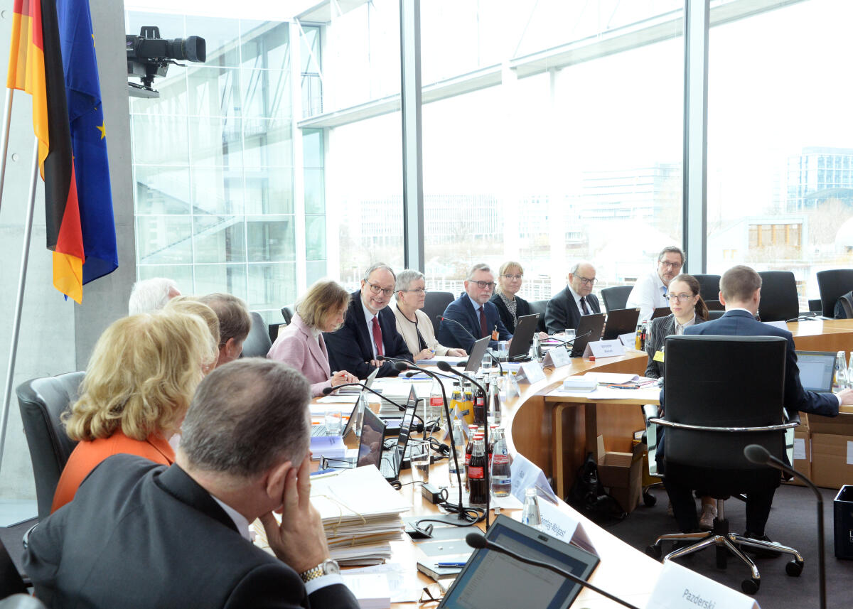 Bundeswahlleiter Dr. Georg Thiel (mitte) leitet die Sitzung des Bundeswahlausschusses, der in einer öffentlicher Sitzung über die Zulassung der Wahlvorschläge von politischen Vereinigungen zur Wahl des Europäischen Parlaments am Sonntag, dem 26. Mai 2019, entscheidet. 54 politische Vereinigungen haben bis zum Ablauf der Einreichungsfrist am Montag, dem 4. März, 18 Uhr, Wahlvorschläge für gemeinsame Listen für alle Bundesländer eingereicht, fünf politische Vereinigungen haben Listen nur für einzelne Bundesländer eingereicht.; Übersicht. Thiel, Georg Bundeswahlleiter Dr. Georg Thiel (mitte) leitet die Sitzung des Bundeswahlausschusses, der in einer öffentlicher Sitzung über die Zulassung der Wahlvorschläge von politischen Vereinigungen zur Wahl des Europäischen Parlaments am Sonntag, dem 26. Mai 2019, entscheidet. 54 politische Vereinigungen haben bis zum Ablauf der Einreichungsfrist am Montag, dem 4. März, 18 Uhr, Wahlvorschläge für gemeinsame Listen für alle Bundesländer eingereicht, fünf politische Vereinigungen haben Listen nur für einzelne Bundesländer eingereicht.; Übersicht.