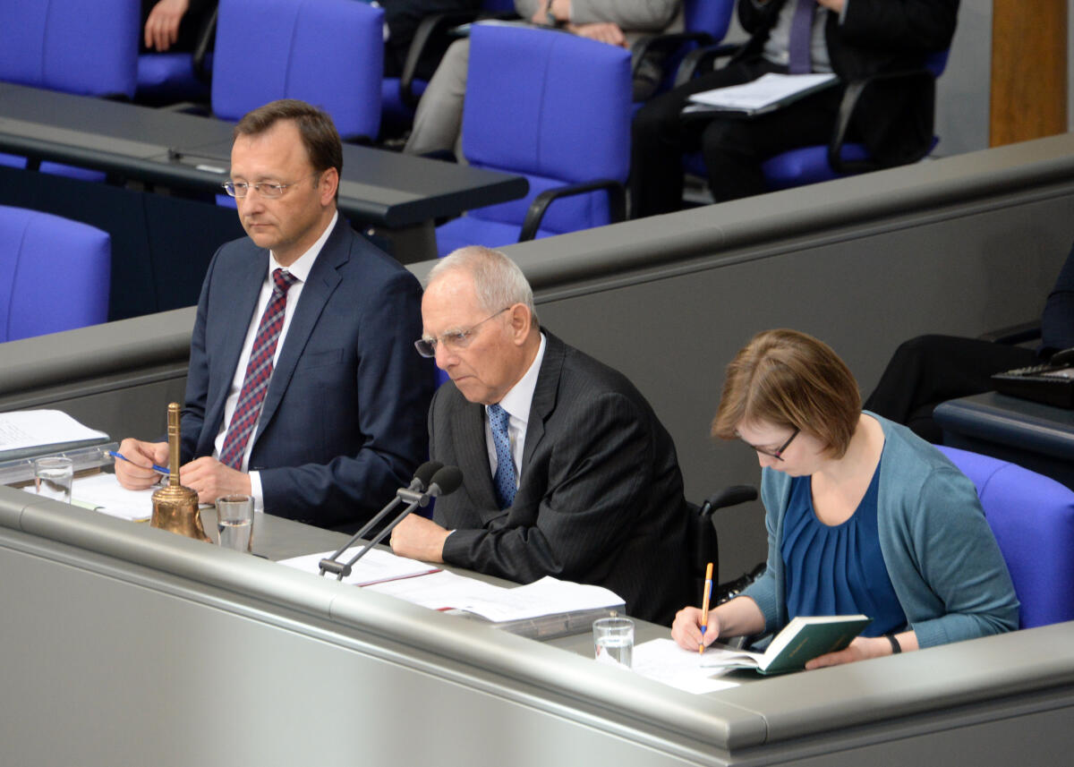 Schriftführer: Josef Oster, (li), CDU/CSU, Katharina Willkomm, FDP, Vorsitz: Bundestagspräsident Dr. Wolfgang Schäuble, (mitte), CDU/CSU, 87. Sitzung Deutscher Bundestag. Schäuble, Wolfgang; Oster, Josef; Willkomm, Katharina Schriftführer: Josef Oster, (li), CDU/CSU, Katharina Willkomm, FDP, Vorsitz: Bundestagspräsident Dr. Wolfgang Schäuble, (mitte), CDU/CSU, 87. Sitzung Deutscher Bundestag.