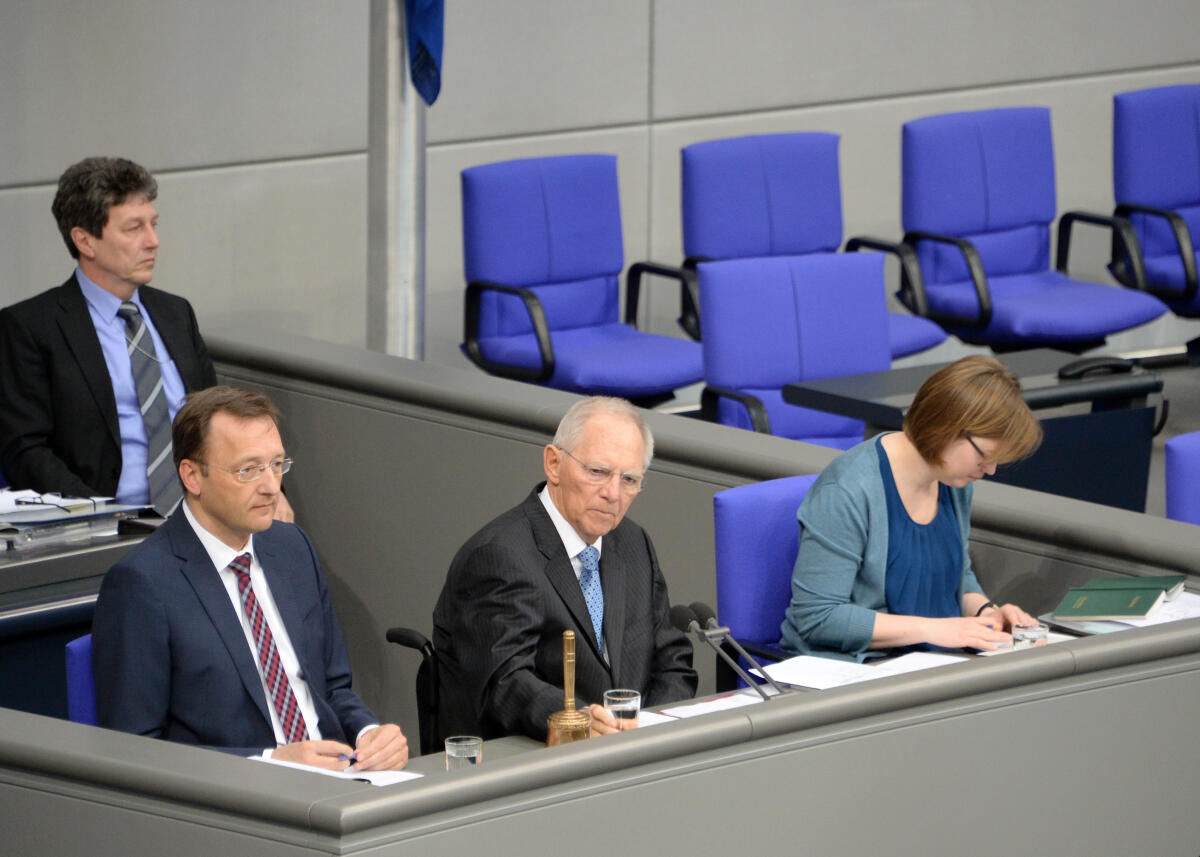 Schriftführer: Josef Oster, (li), CDU/CSU, Katharina Willkomm, FDP, Vorsitz: Bundestagspräsident Dr. Wolfgang Schäuble, (mitte), CDU/CSU, 87. Sitzung Deutscher Bundestag. Schäuble, Wolfgang; Oster, Josef; Willkomm, Katharina Schriftführer: Josef Oster, (li), CDU/CSU, Katharina Willkomm, FDP, Vorsitz: Bundestagspräsident Dr. Wolfgang Schäuble, (mitte), CDU/CSU, 87. Sitzung Deutscher Bundestag.